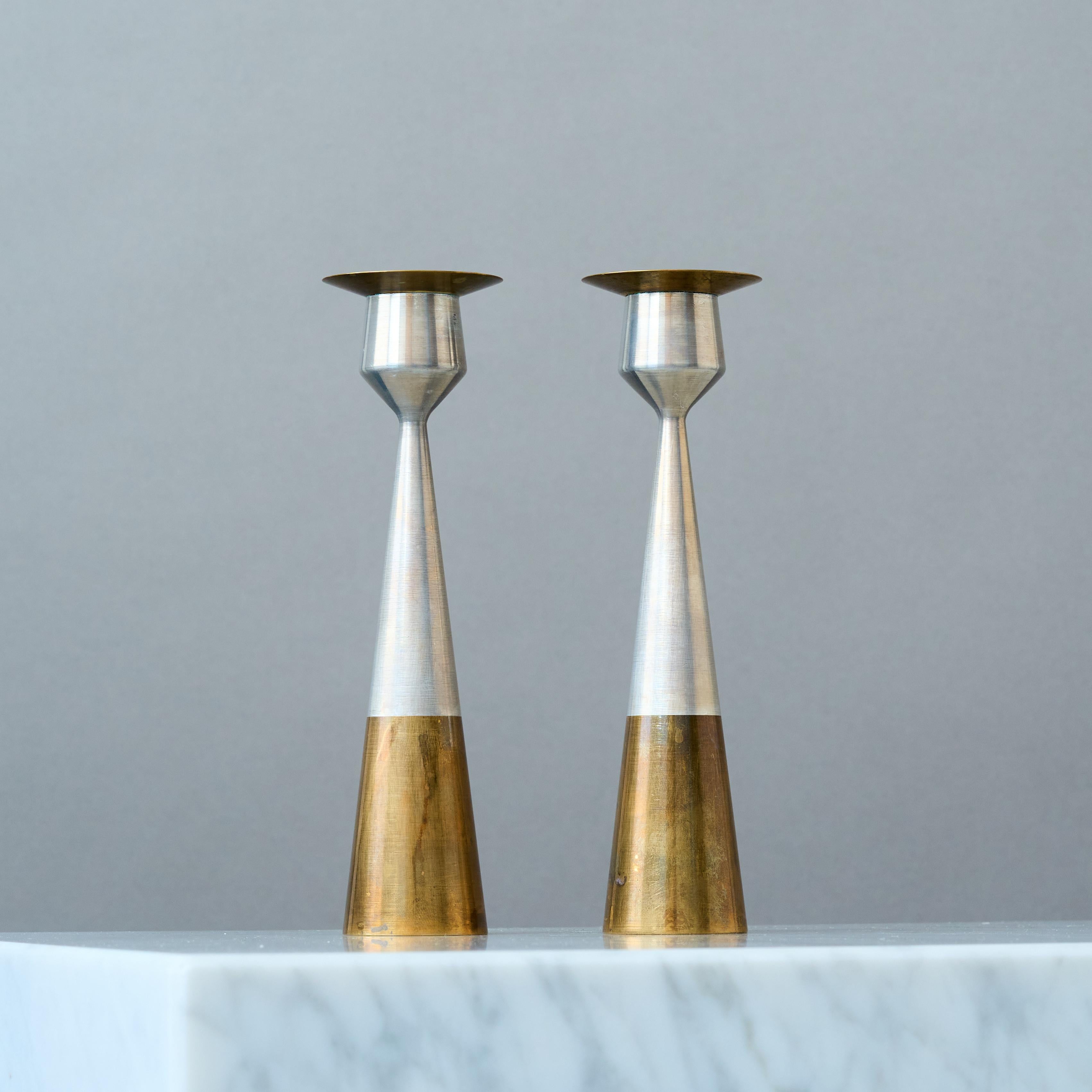 Una coppia di bellissimi candelieri vintage in ottone massiccio e alluminio. 
Realizzato da un designer sconosciuto in Danimarca, negli anni '60.

Ottime condizioni originali con una patina incredibile. Alcuni leggeri graffi. 
Se li preferisci