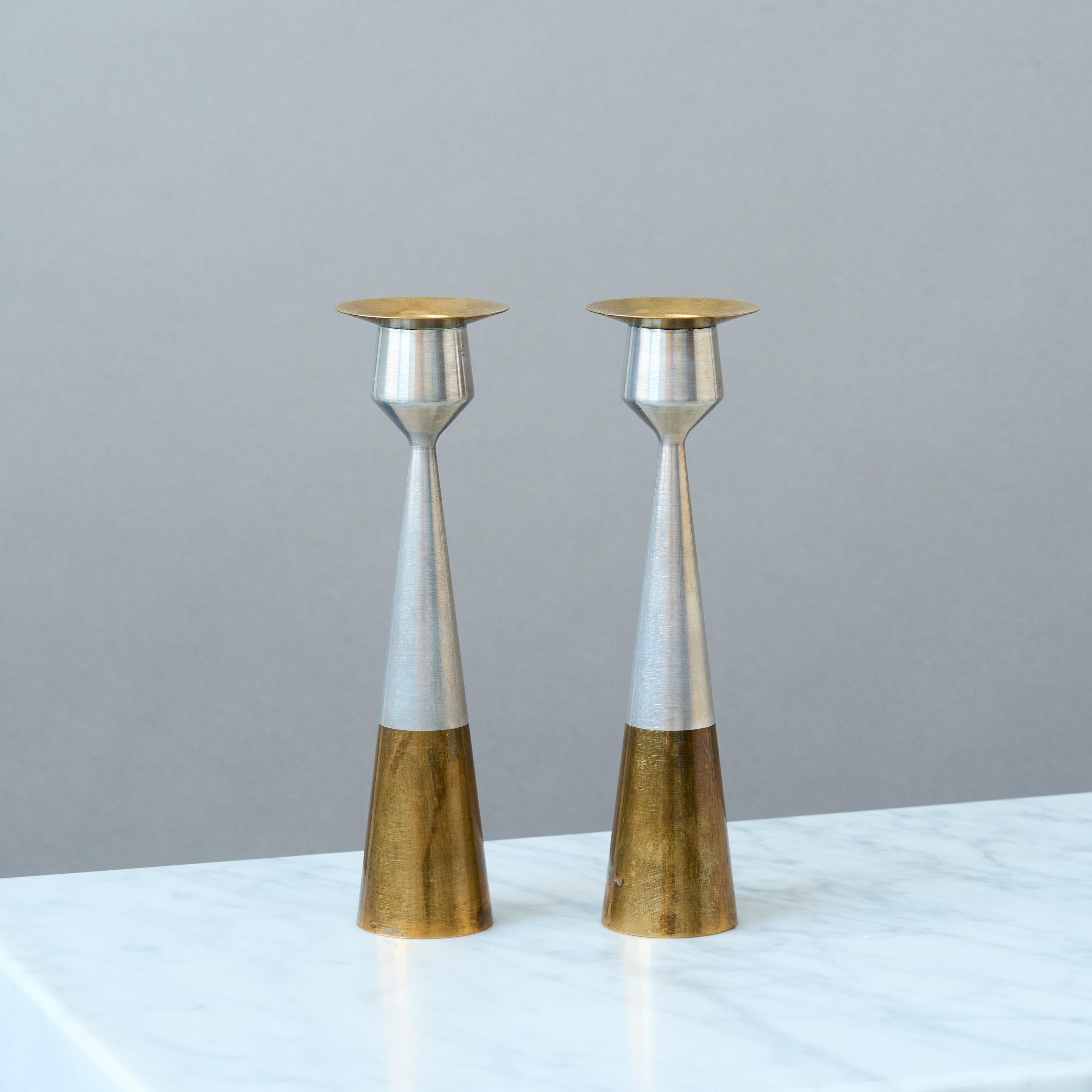Scandinavo moderno Coppia di candelieri scandinavi di metà secolo in ottone e alluminio. Danimarca, anni '60. in vendita