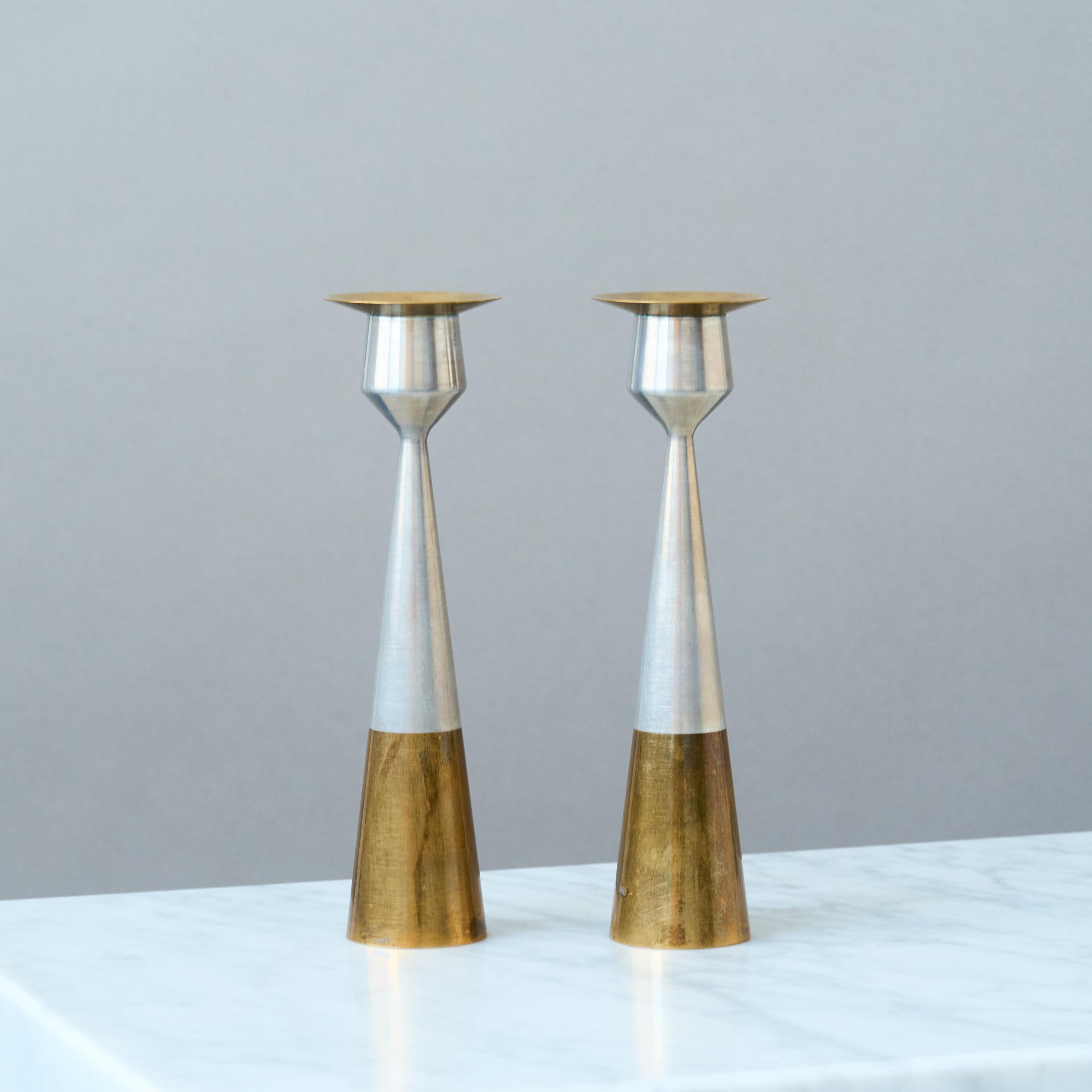 Lucidato Coppia di candelieri scandinavi di metà secolo in ottone e alluminio. Danimarca, anni '60. in vendita