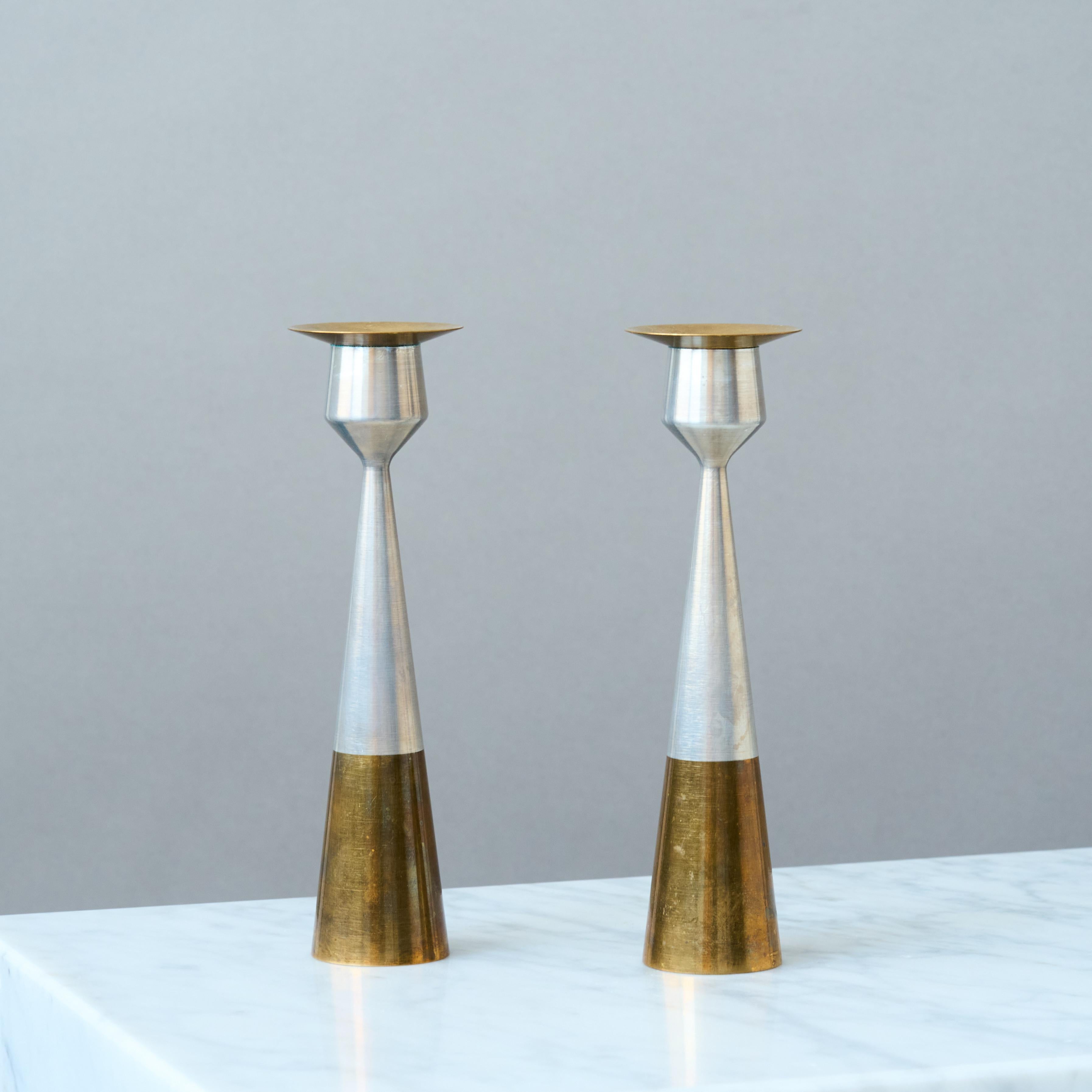 Coppia di candelieri scandinavi di metà secolo in ottone e alluminio. Danimarca, anni '60. In condizioni buone in vendita a Malmö, SE