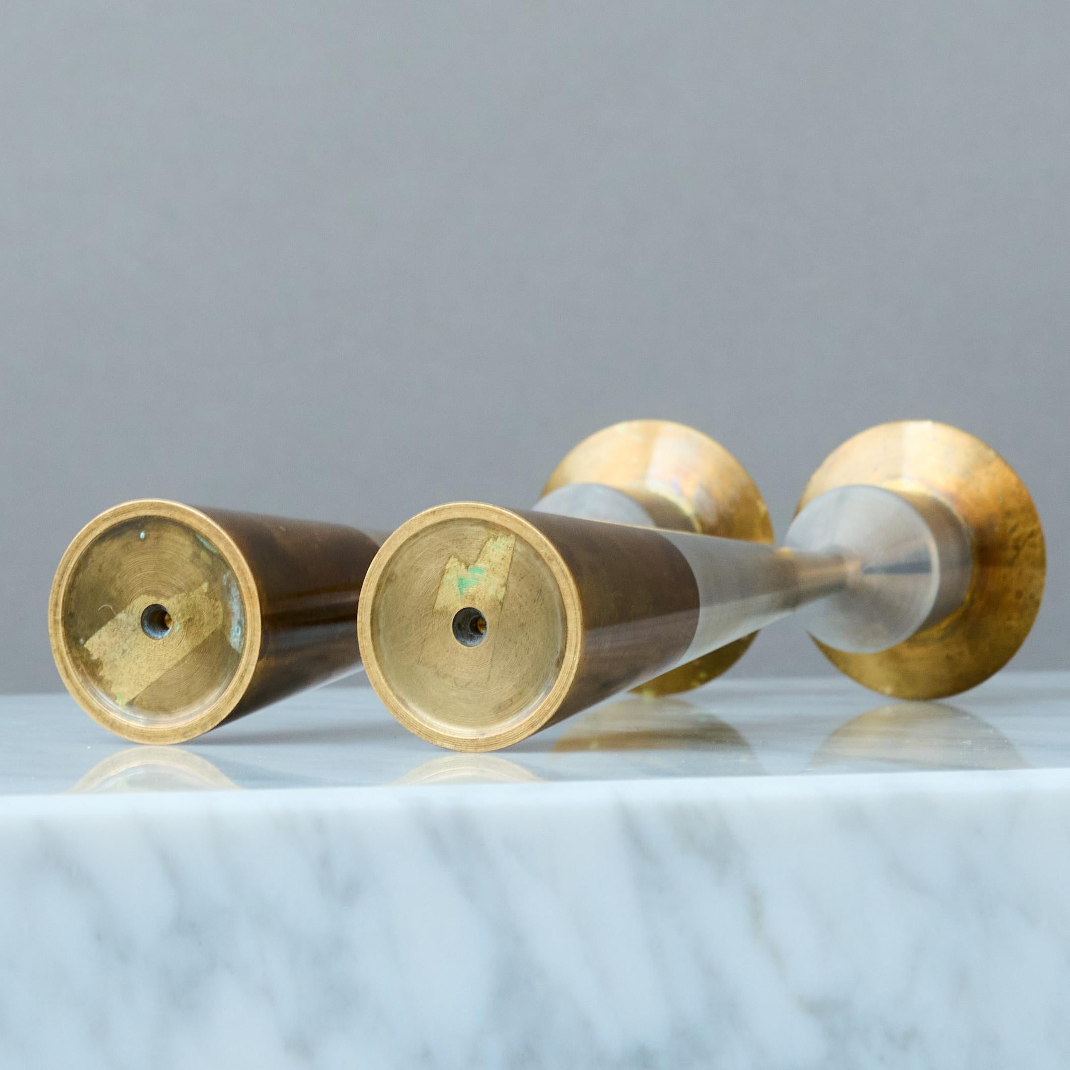 XX secolo Coppia di candelieri scandinavi di metà secolo in ottone e alluminio. Danimarca, anni '60. in vendita
