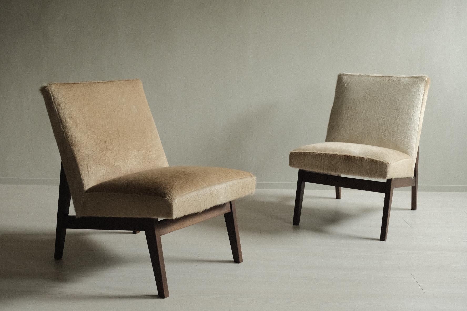 A beautiful and rare pair of easy chairs designed by the Norwegian designer Thorbjørn Rygh for Gjøvik Møbler in Norway in the 1950s. A Scandinavian version of the Chandigarh easy chairs by Pierre Jeanneret. 

This pair has been fully renovated and