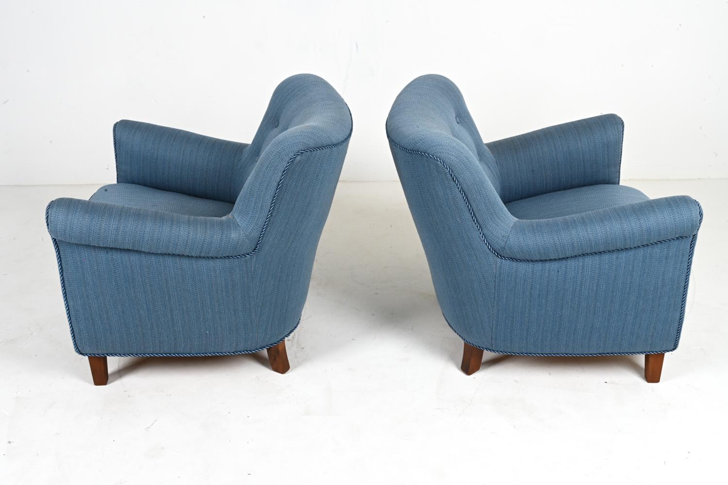 Pair of Scandinavian Mid-Century Easy Chairs in the Manner of Fritz Hansen For Sale 3