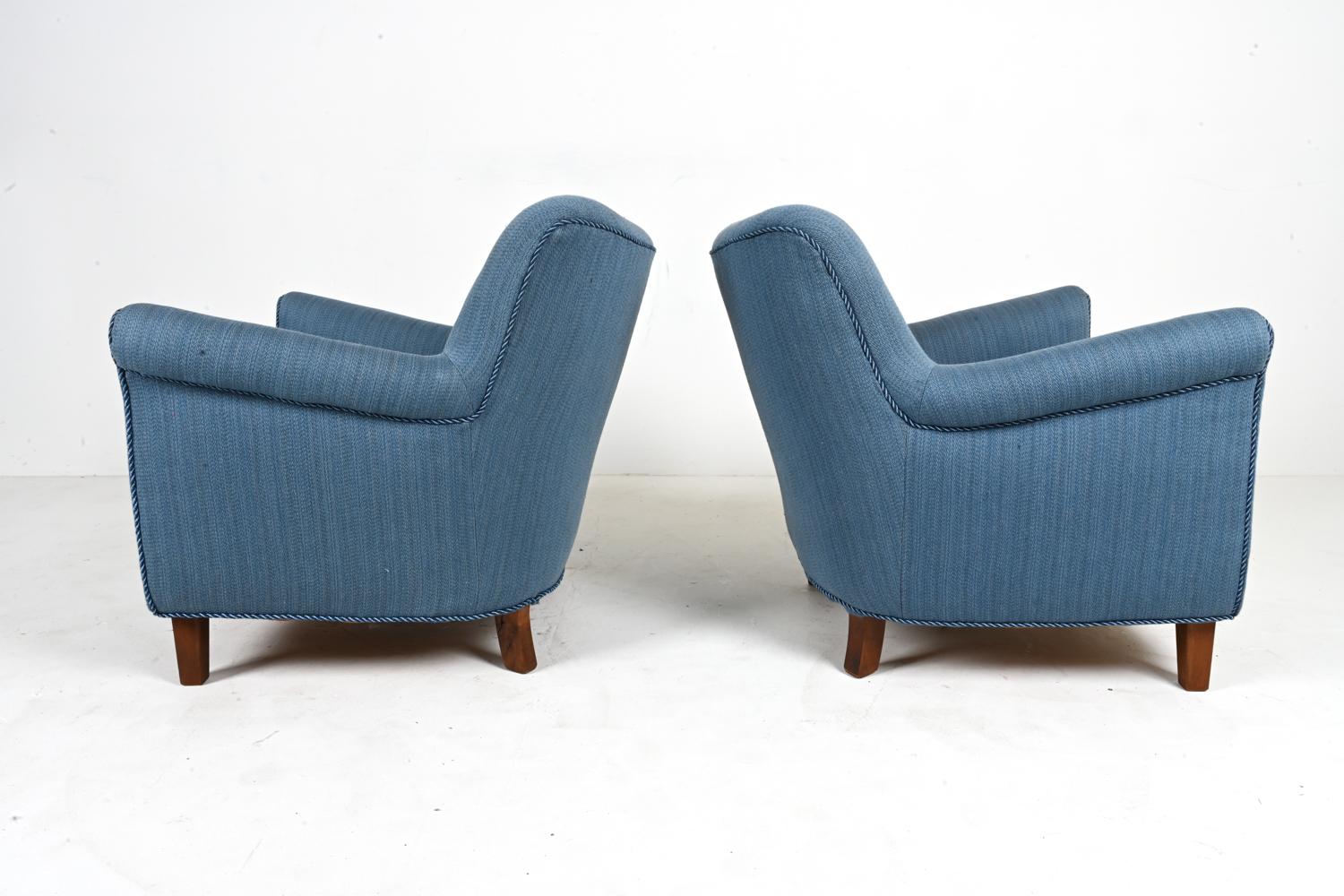 Pair of Scandinavian Mid-Century Easy Chairs in the Manner of Fritz Hansen For Sale 4