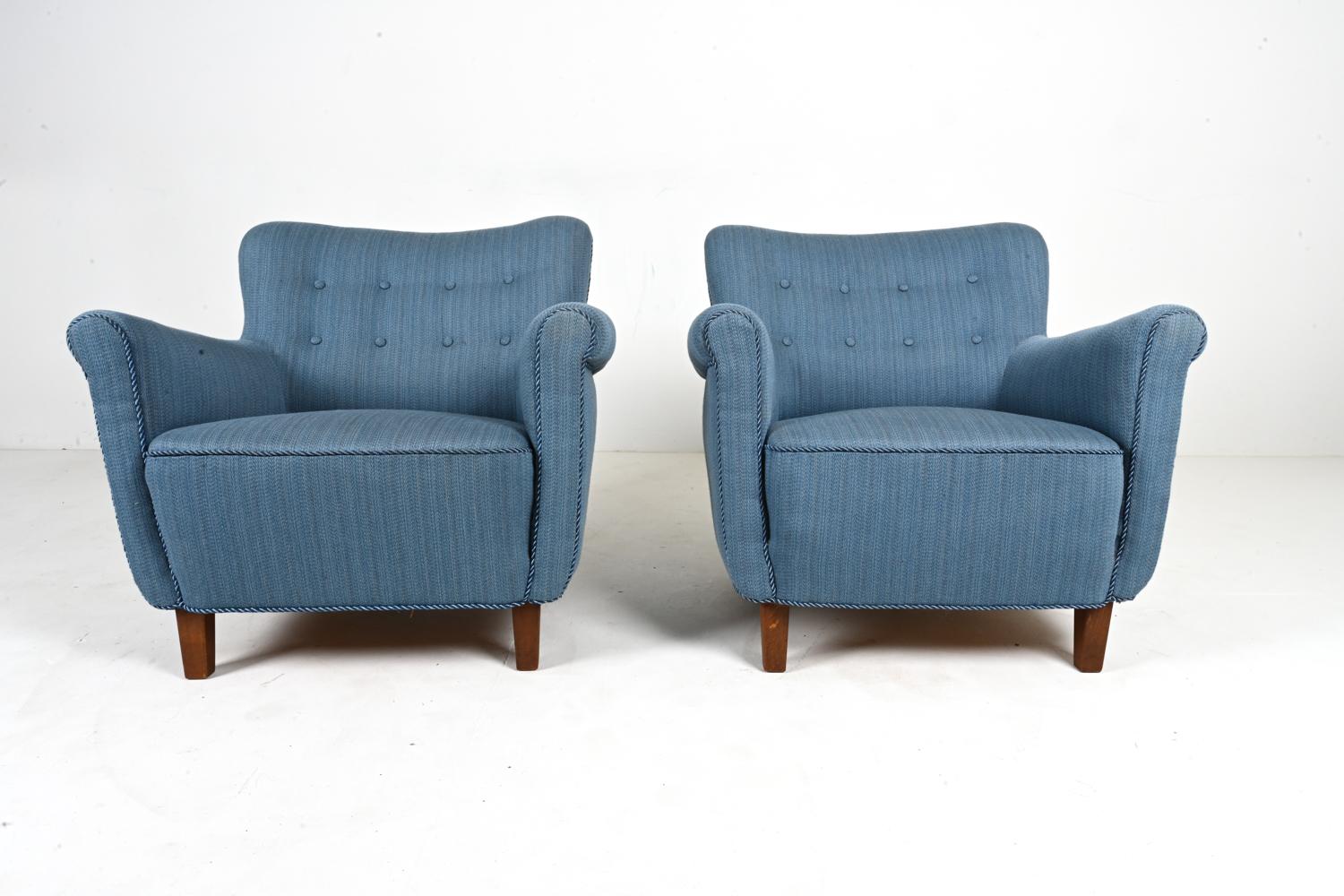 Pair of Scandinavian Mid-Century Easy Chairs in the Manner of Fritz Hansen In Good Condition For Sale In Norwalk, CT