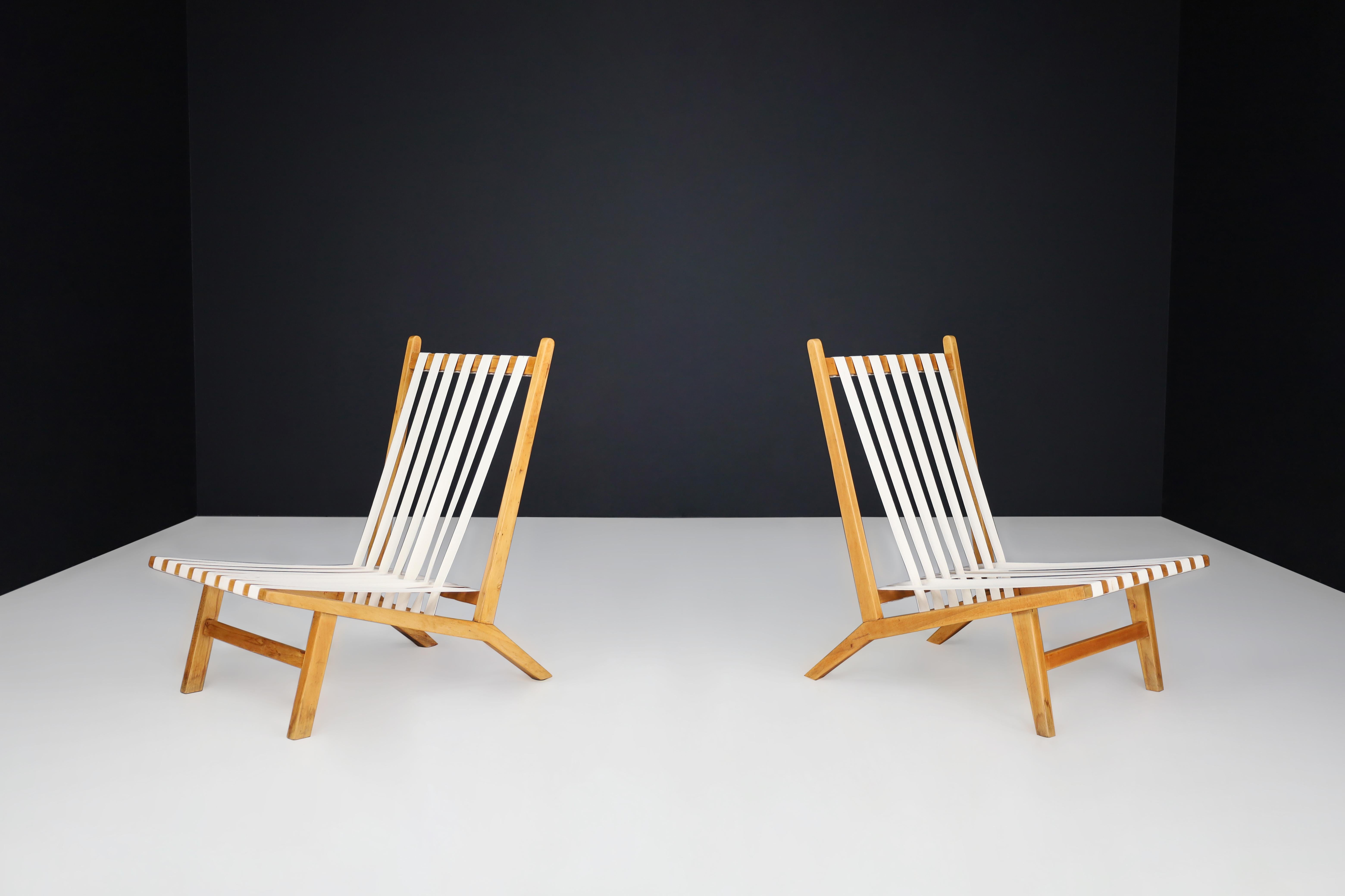 Paire de chaises longues scandinaves du milieu du siècle en Beeche avec sangles en toile neuve, 1960s

Une paire raffinée de chaises de salon scandinaves du milieu du siècle dernier des années 1960, fabriquées en hêtre massif et récemment