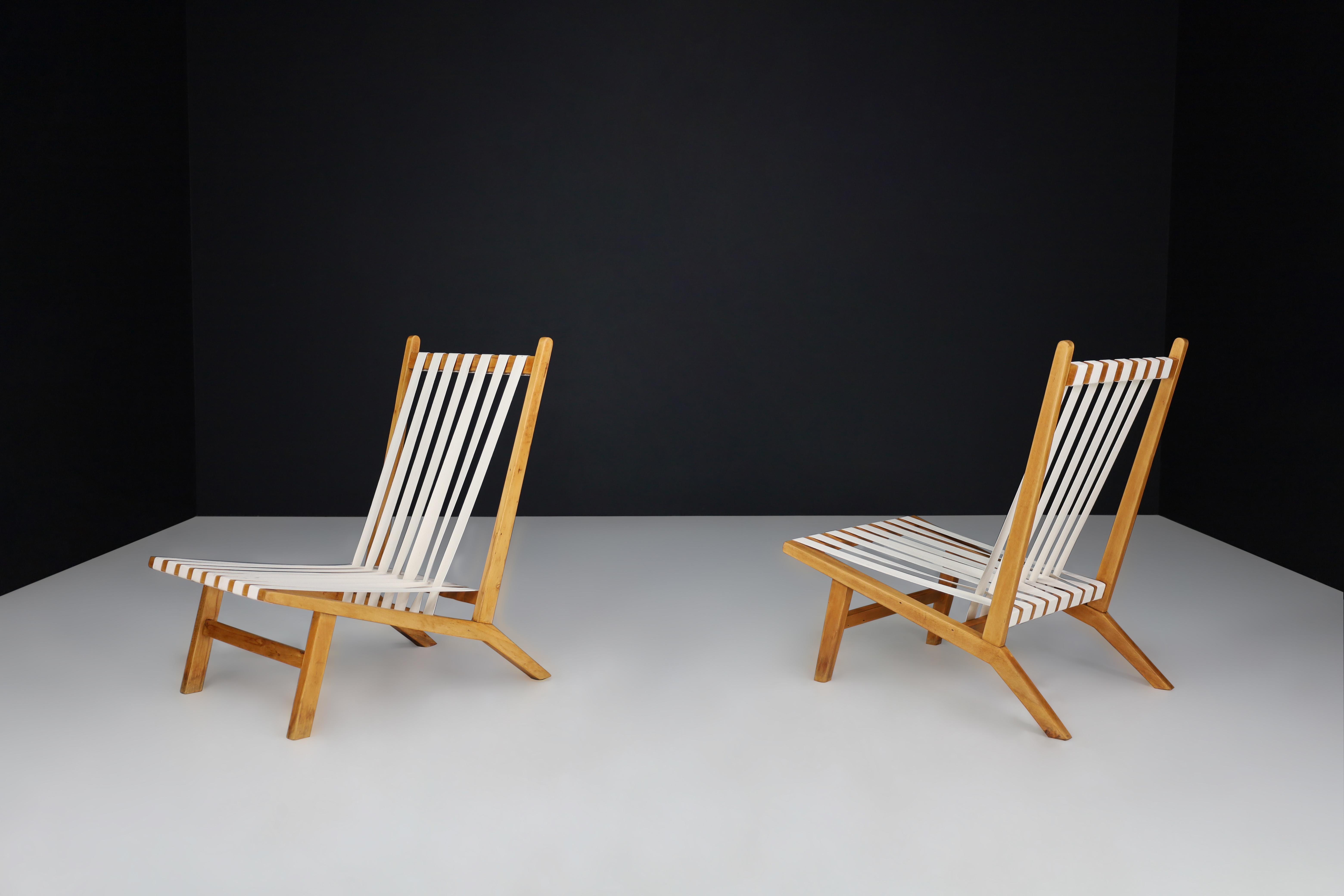 20ième siècle Paire de chaises longues scandinaves du milieu du siècle dernier en hêtre avec sangles de toile neuves en vente
