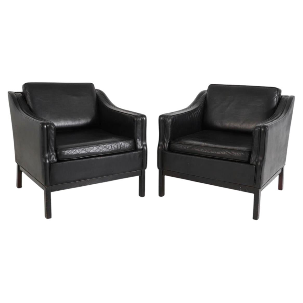 Paar skandinavische Mid Century modern All Black Leder Low Lounge Stühle