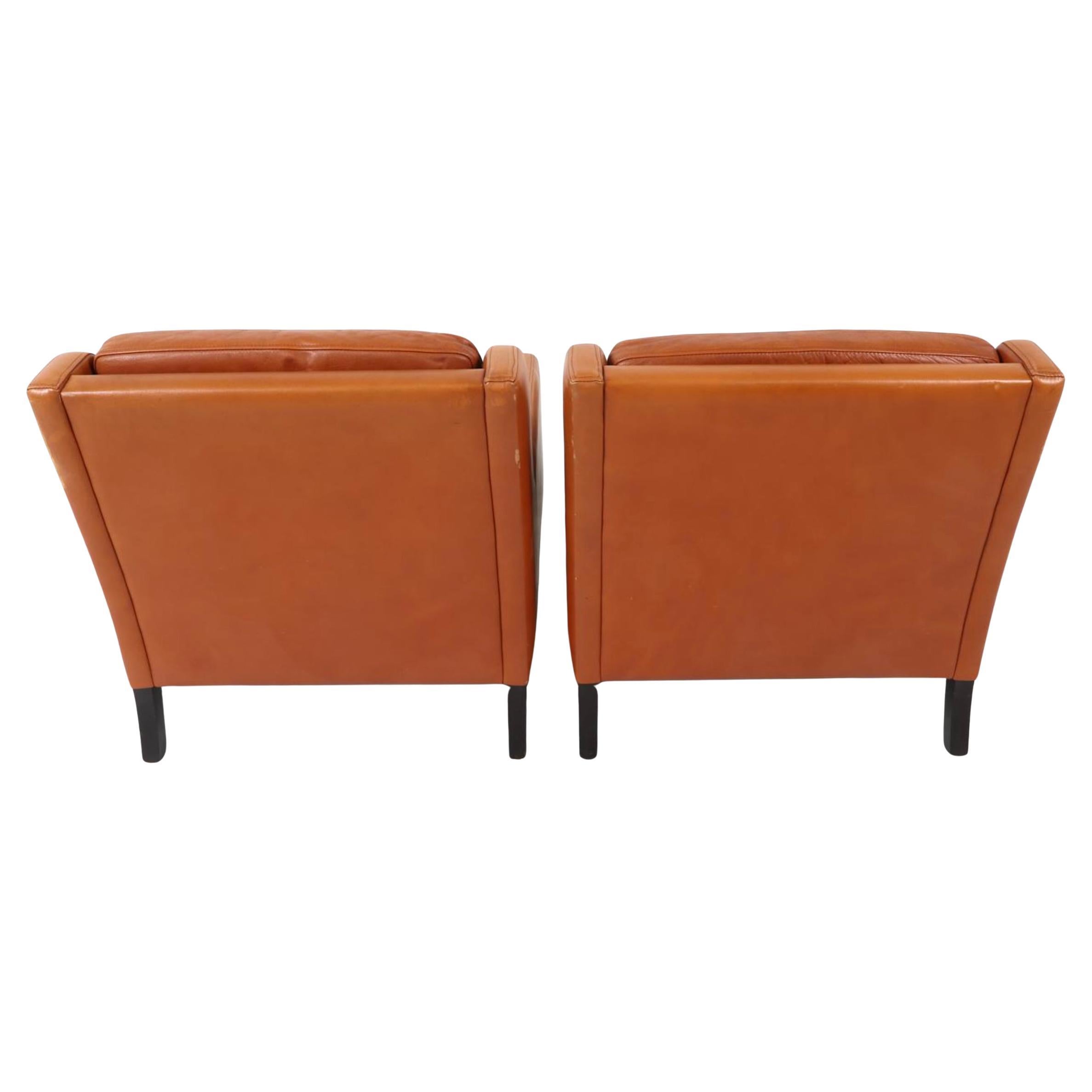Paar skandinavische niedrige Loungesessel aus cognacfarbenem Leder, Mid-Century Modern (Dänisch) im Angebot