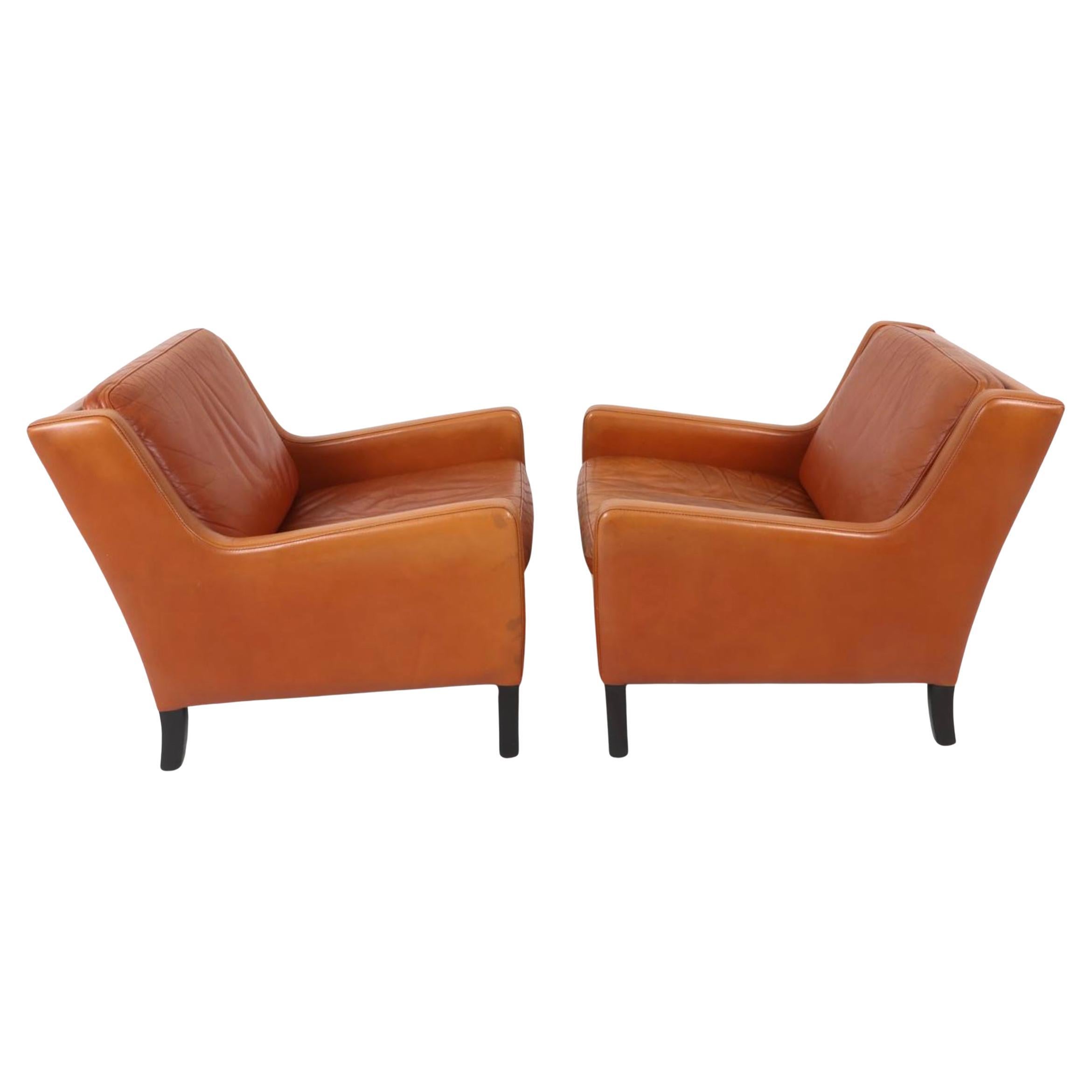 Paar skandinavische niedrige Loungesessel aus cognacfarbenem Leder, Mid-Century Modern (Holzarbeit) im Angebot