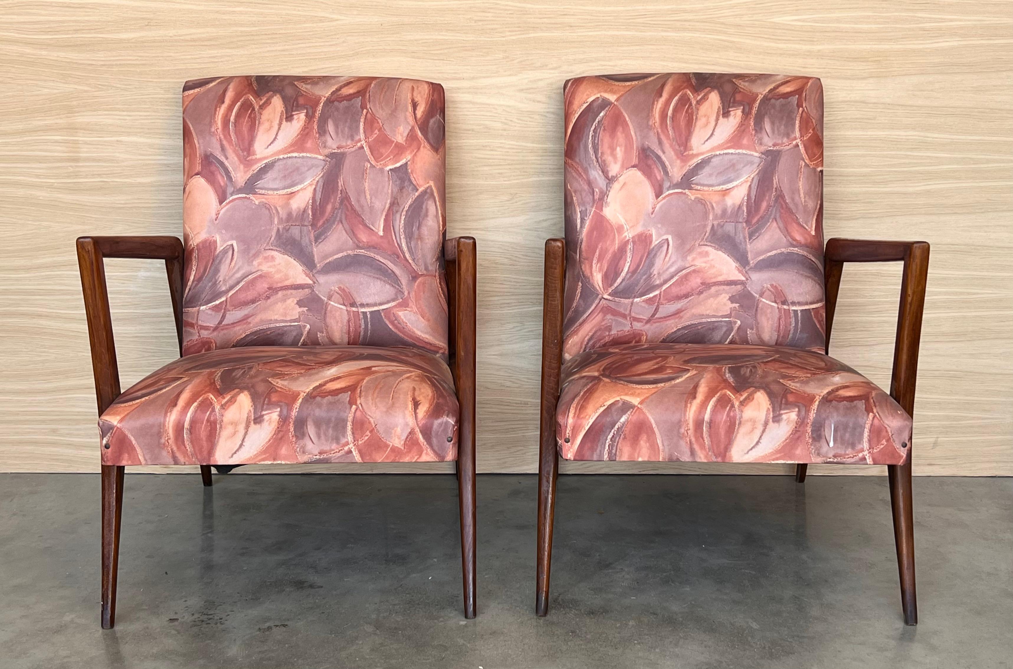 Chaise en teck stylisée avec accoudoirs ouverts aérodynamiques avec coussins libres nouvellement construits en tissu de soie géométrique coloré durable . En très bon état et très confortable.