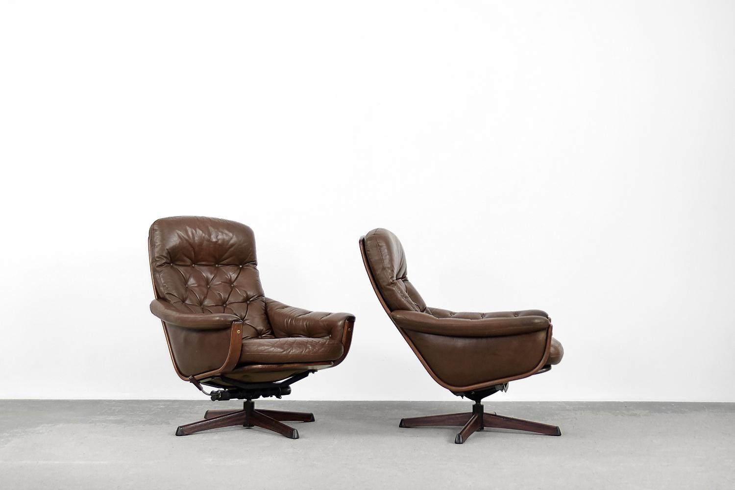 Swedish Pair of Scandinavian Mid-Century Modern Leather Swivel Chairs from Göte Möbler