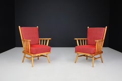 Paire de chaises longues scandinaves modernes du milieu du siècle dernier, tapissées de hêtre et de rouge.
