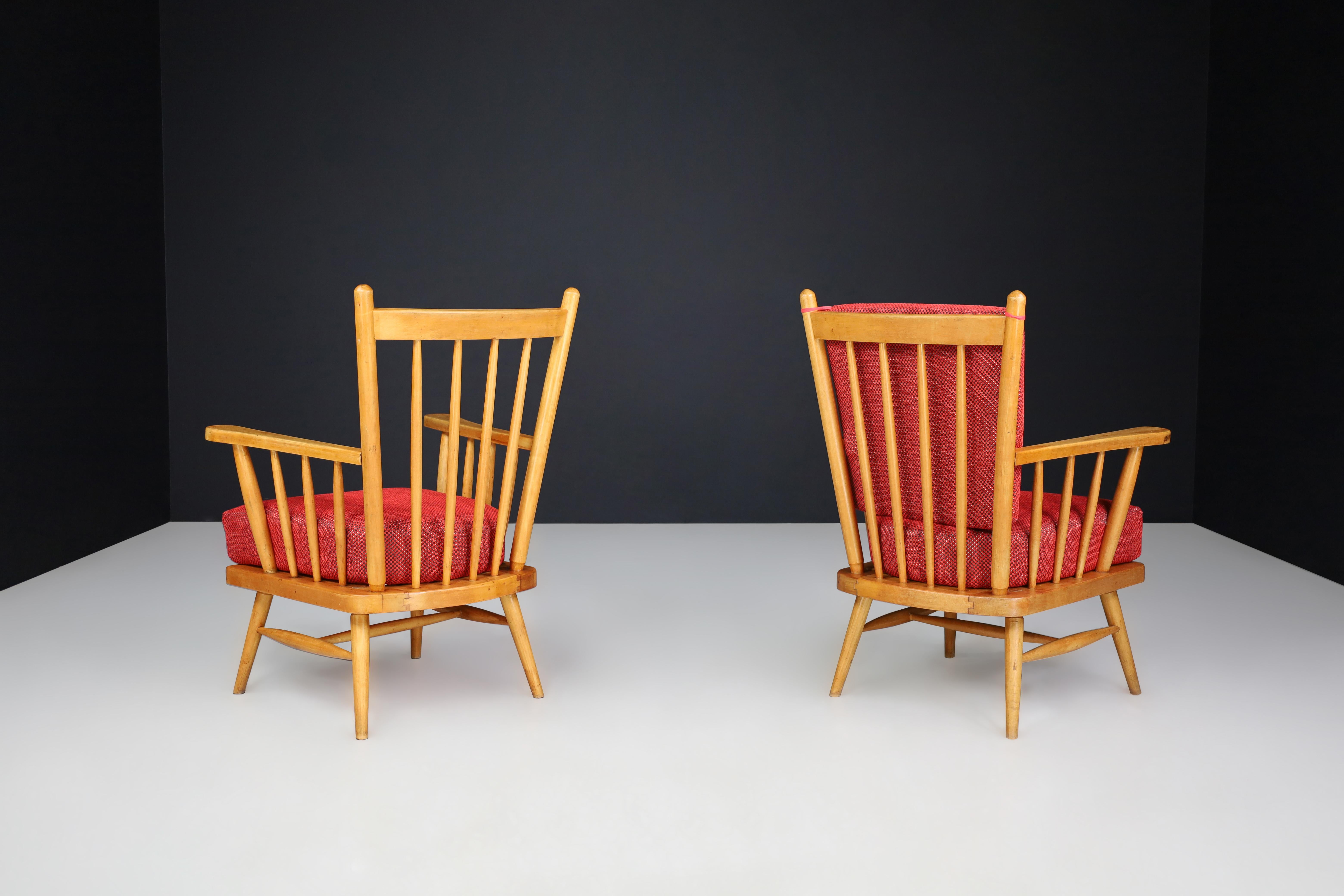 Pair of Scandinavian Mid-Century Modern Lounge Chairs in Beech & Red Upholstery. In Good Condition For Sale In Almelo, NL