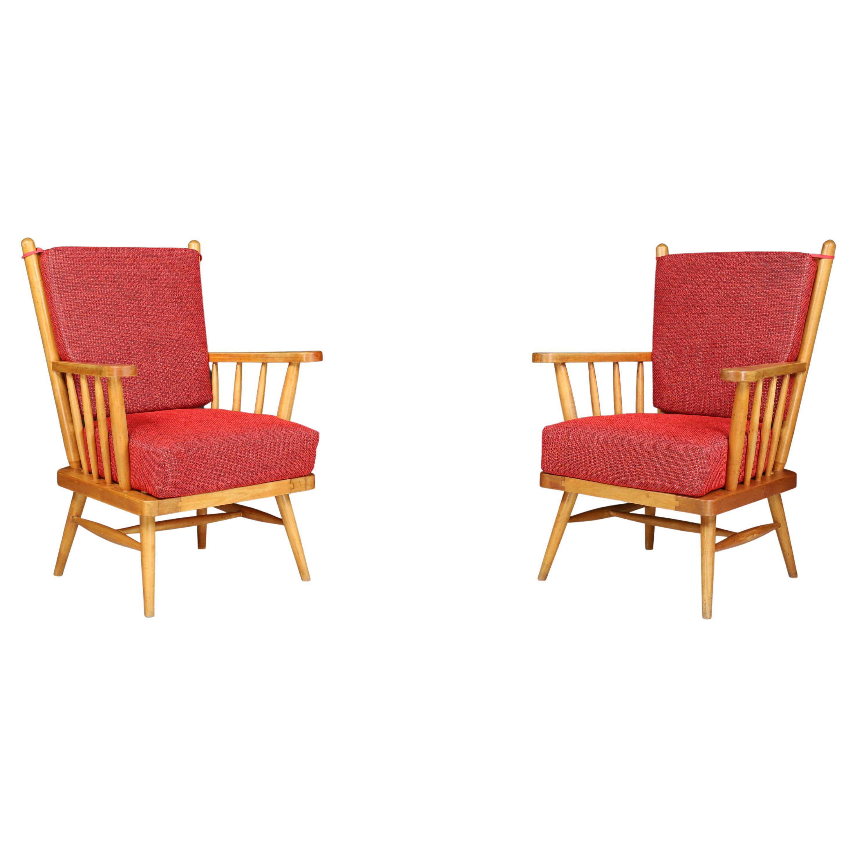 Paire de chaises longues scandinaves modernes du milieu du siècle dernier, tapissées de hêtre et de rouge.