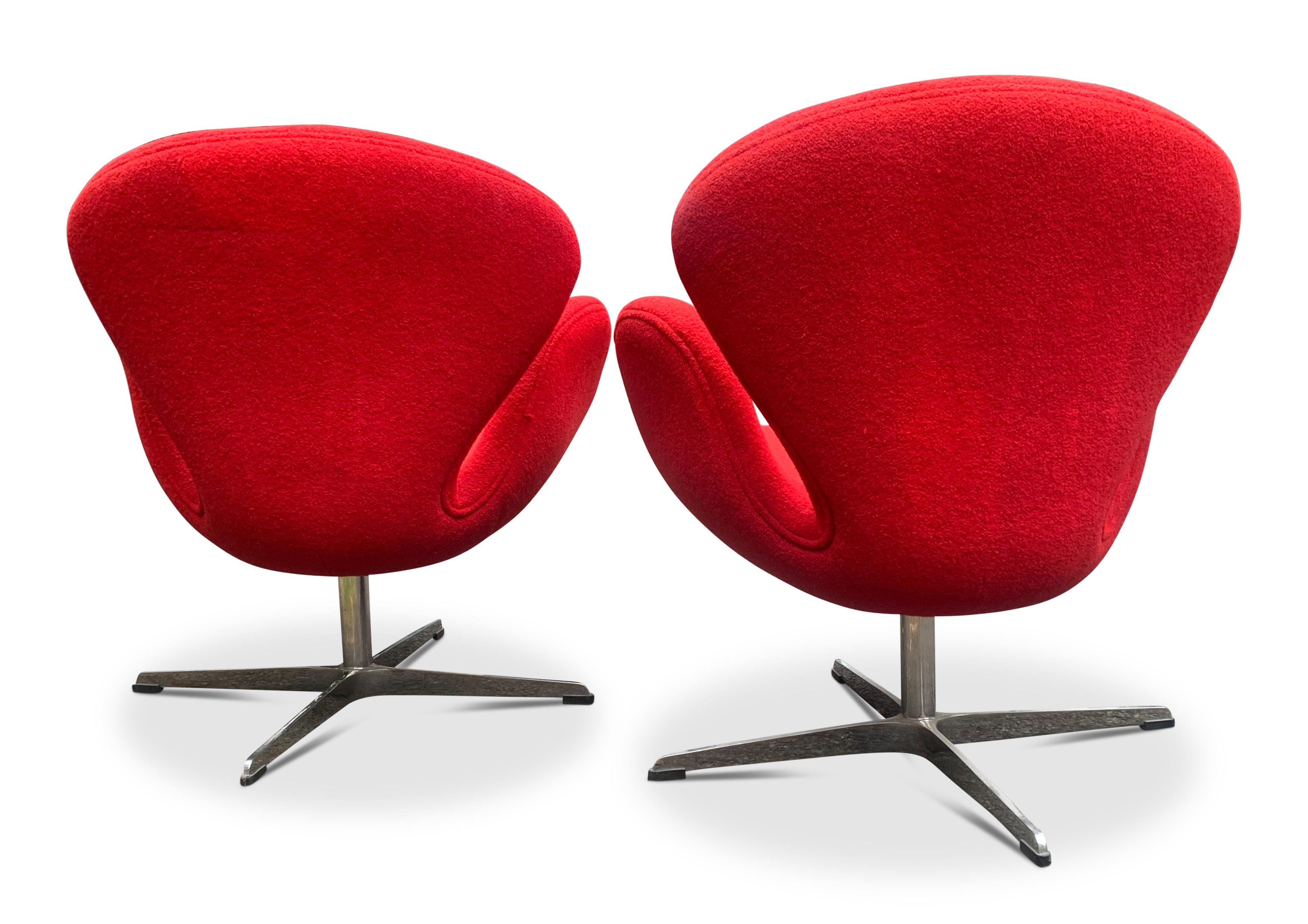 Arne Jacobsen Swan Chair (no labels) en tapisserie d'ameublement rouge sur une base métallique à quatre étoiles 
Arne Emil Jacobsen, plus connu sous le nom d'Arne Jacobsen, (11 février 1902 - 24 mars 1971) était l'un des architectes et designers