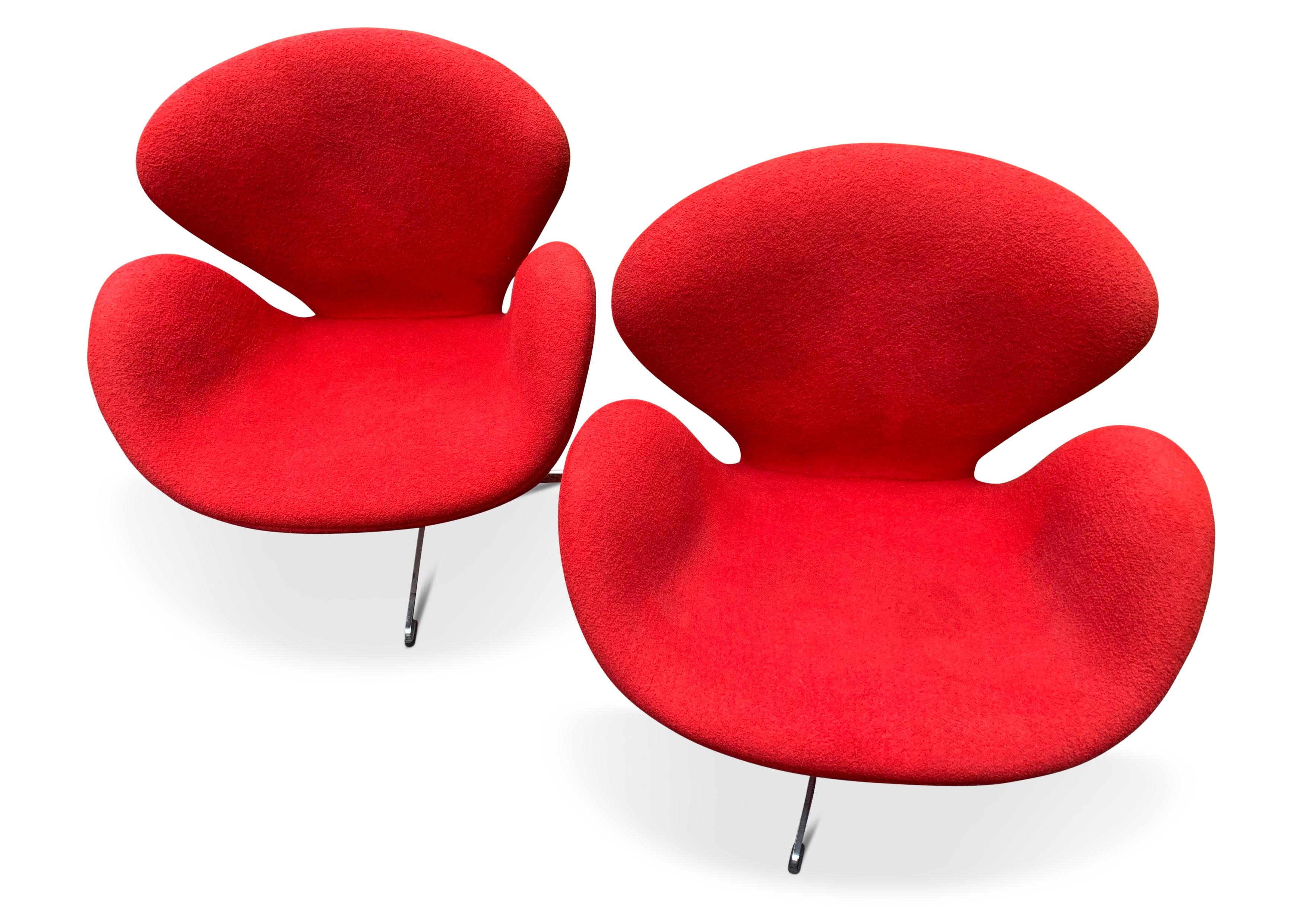 Scandinave moderne Paire de chaises Swan d'après Arne Jacobsen, de style scandinave et moderne du milieu du siècle dernier en vente