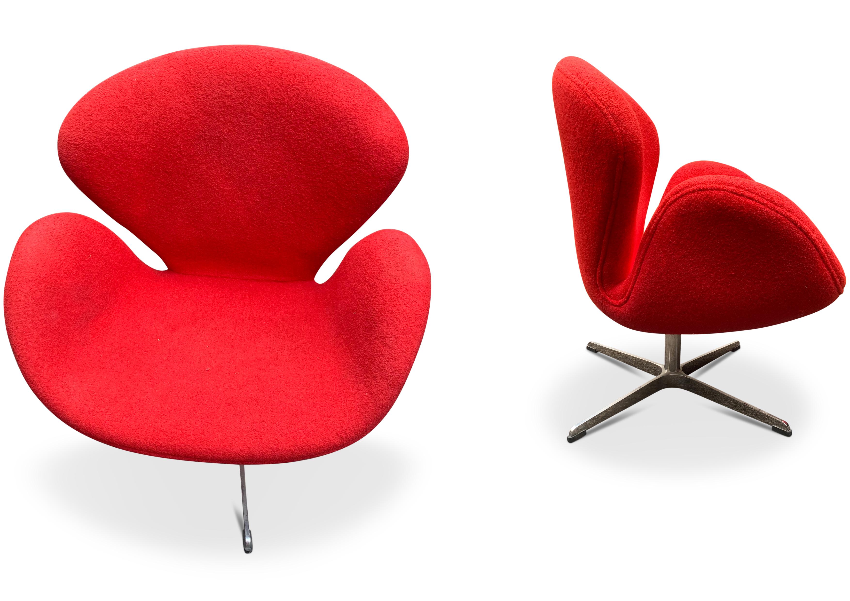 Danois Paire de chaises Swan d'après Arne Jacobsen, de style scandinave et moderne du milieu du siècle dernier en vente