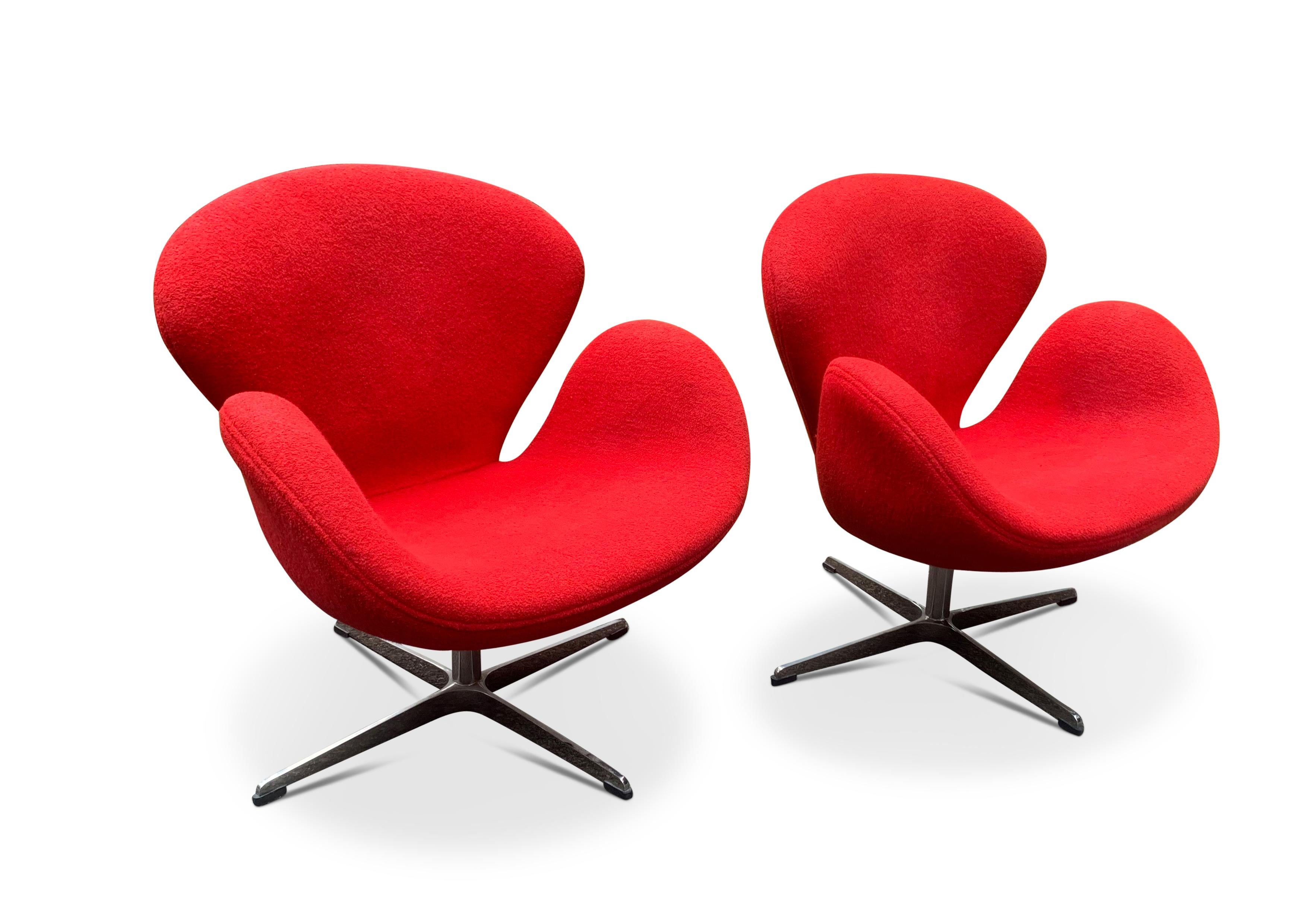 Chrome Paire de chaises Swan d'après Arne Jacobsen, de style scandinave et moderne du milieu du siècle dernier en vente