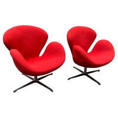 Coppia di sedie a cigno scandinave della metà del secolo scorso di Arne Jacobsen