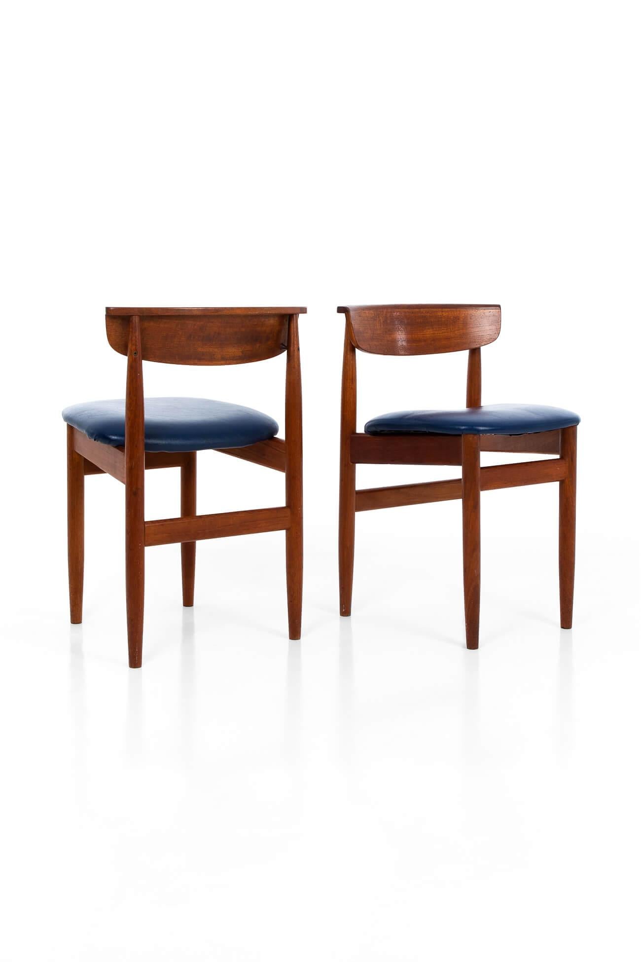 A superb pair of Scandinavian teak side chairs. Featuring curved slender backrests, navy faux leather seats and four round tapered legs joined together by two central stretchers. Price is for the pair. 
Danish, circa 1960.

Additional