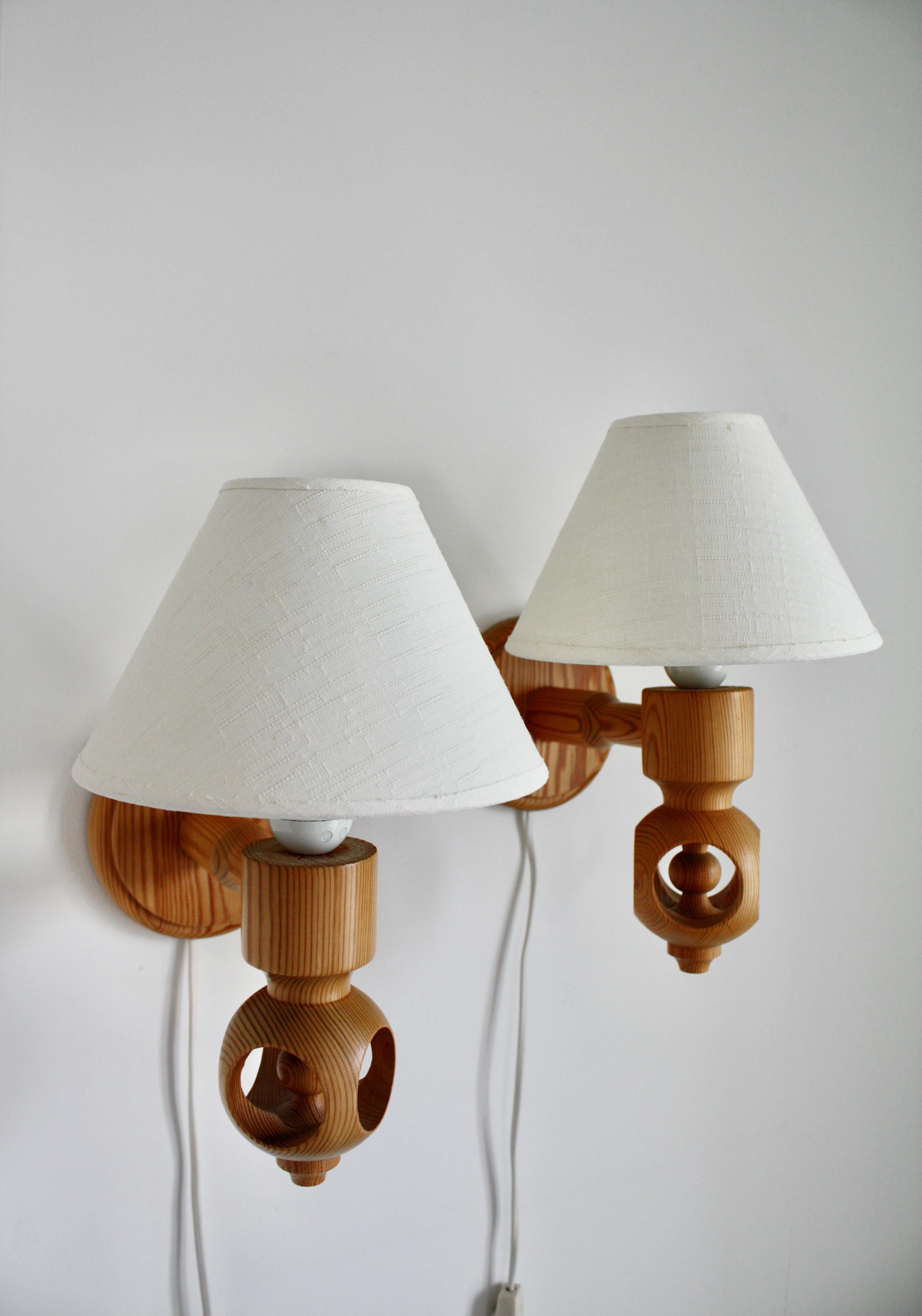Scandinavo moderno Pair of Scandinavian Mid-Century Wall Lamps in Pine, Textile Shades, Signed, 70s in vendita