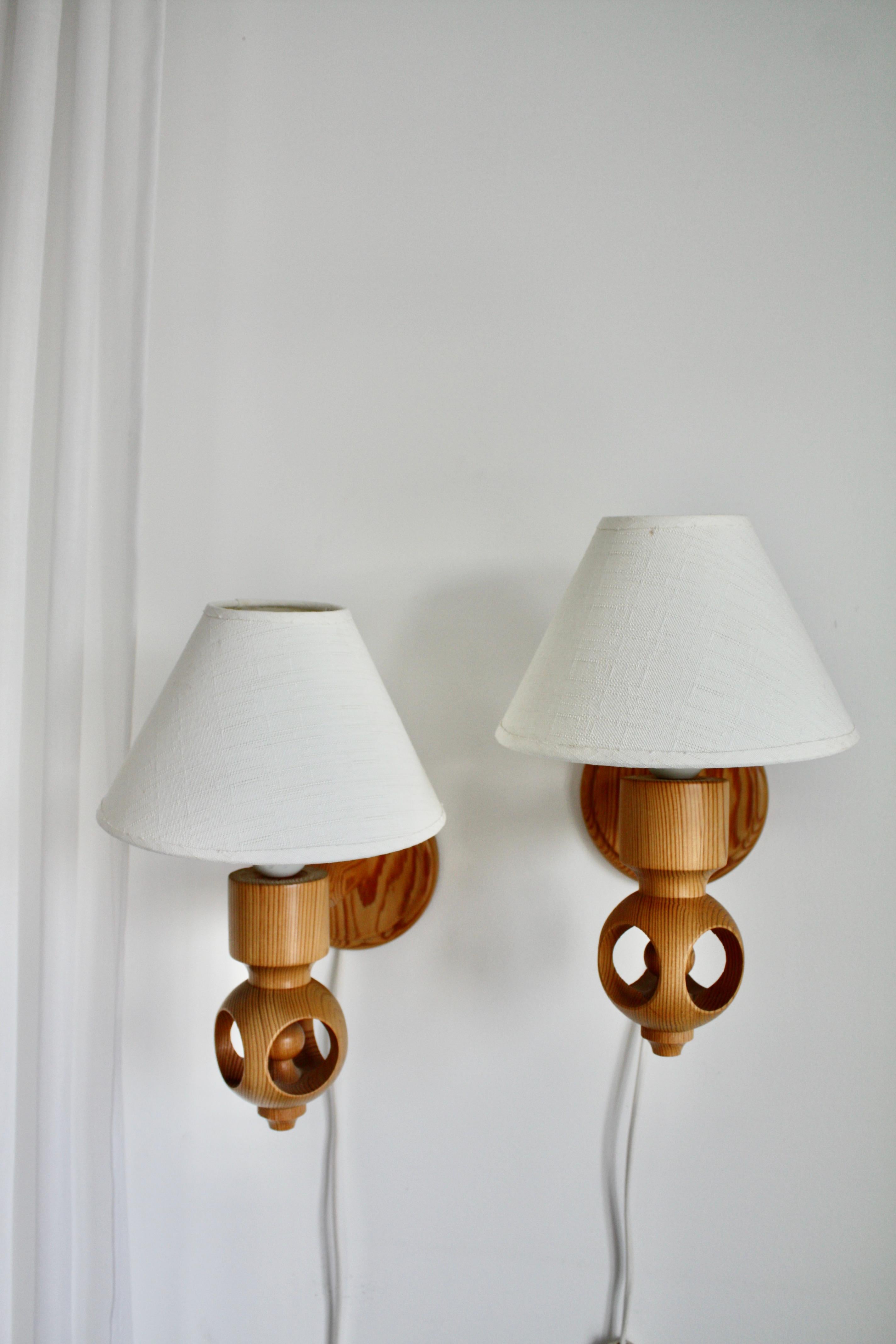 Tornito Pair of Scandinavian Mid-Century Wall Lamps in Pine, Textile Shades, Signed, 70s in vendita