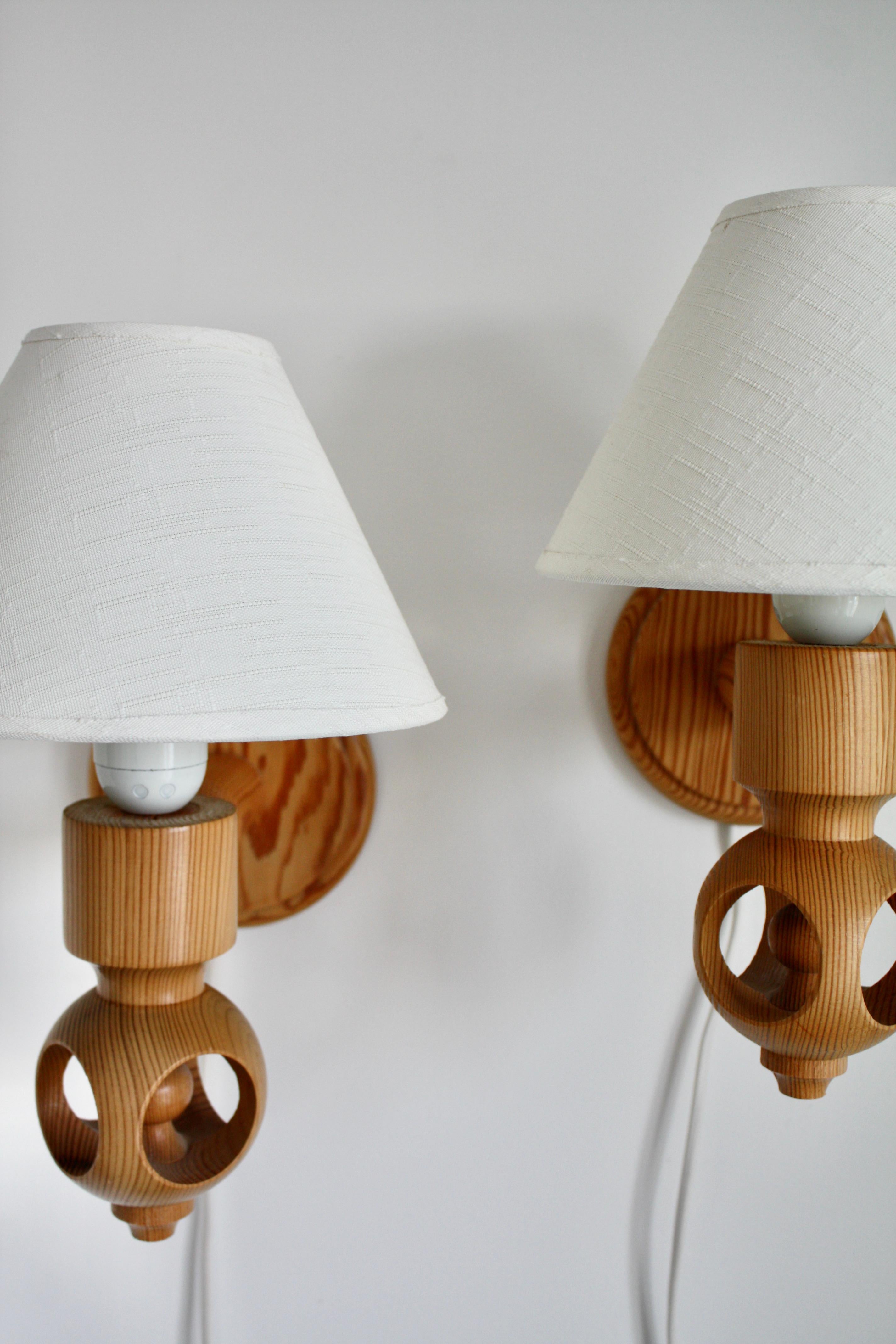 Pair of Scandinavian Mid-Century Wall Lamps in Pine, Textile Shades, Signed, 70s In condizioni buone in vendita a Västra Frölunda, SE