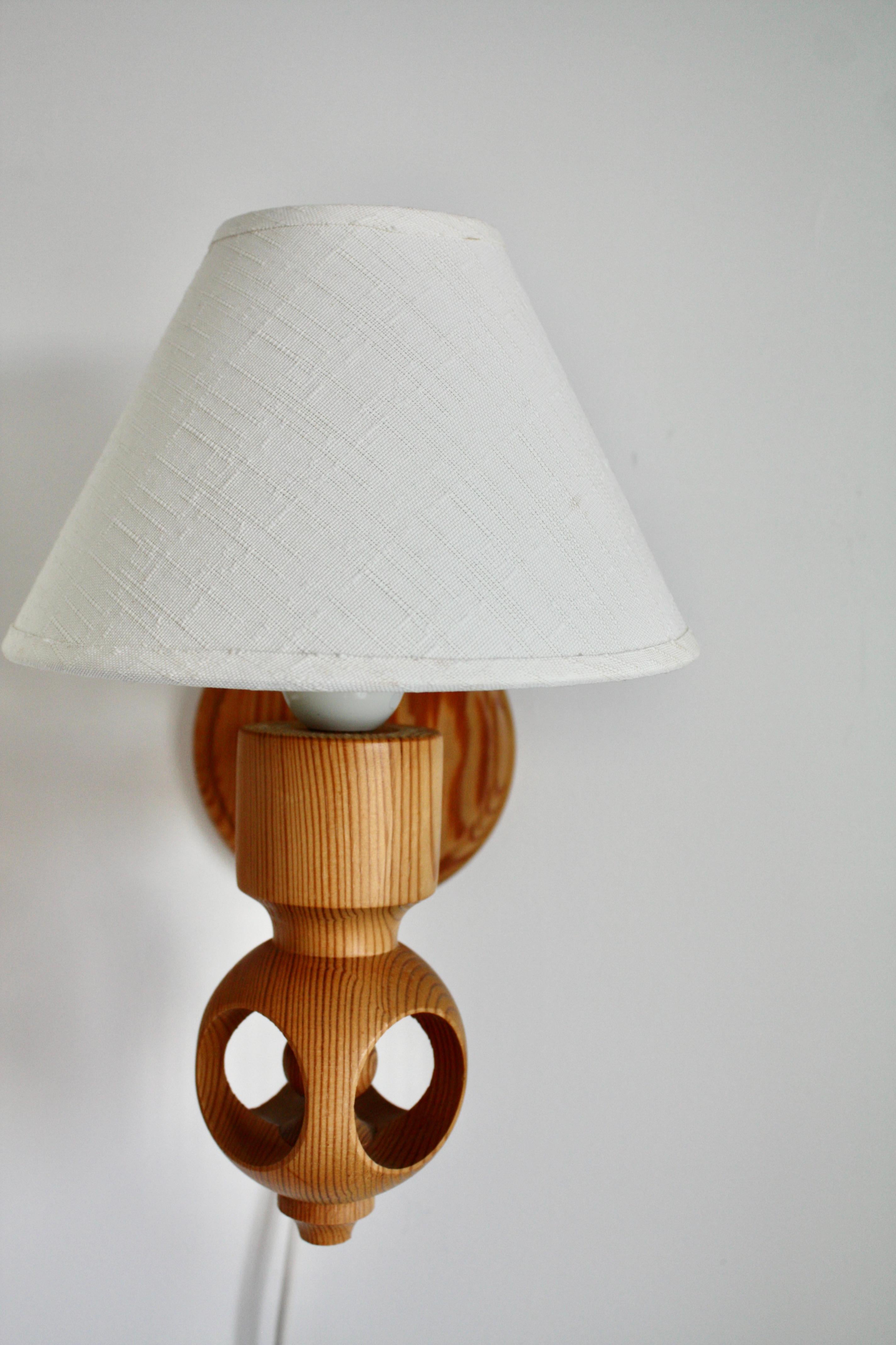 Fine XX secolo Pair of Scandinavian Mid-Century Wall Lamps in Pine, Textile Shades, Signed, 70s in vendita