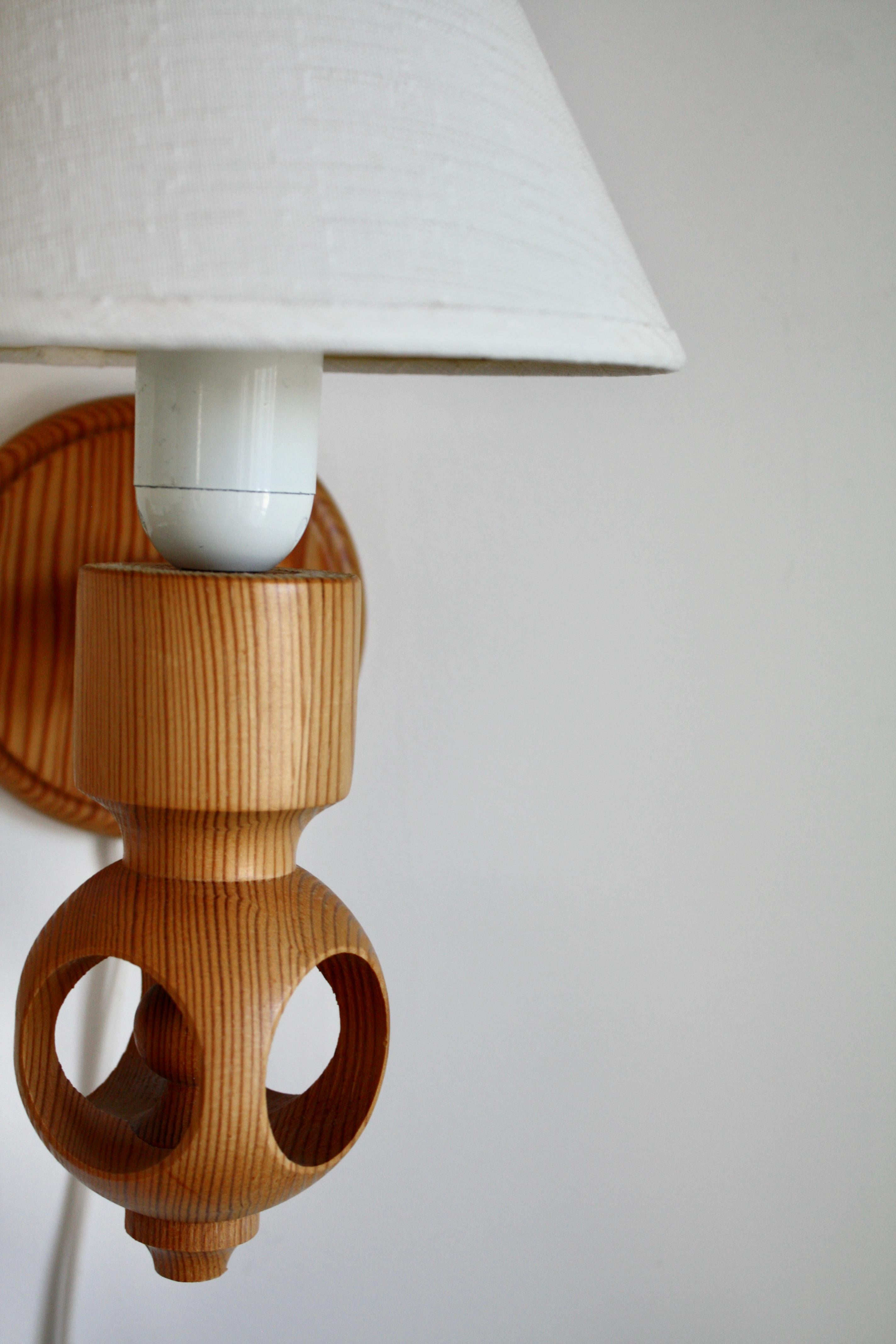Pino Pair of Scandinavian Mid-Century Wall Lamps in Pine, Textile Shades, Signed, 70s in vendita