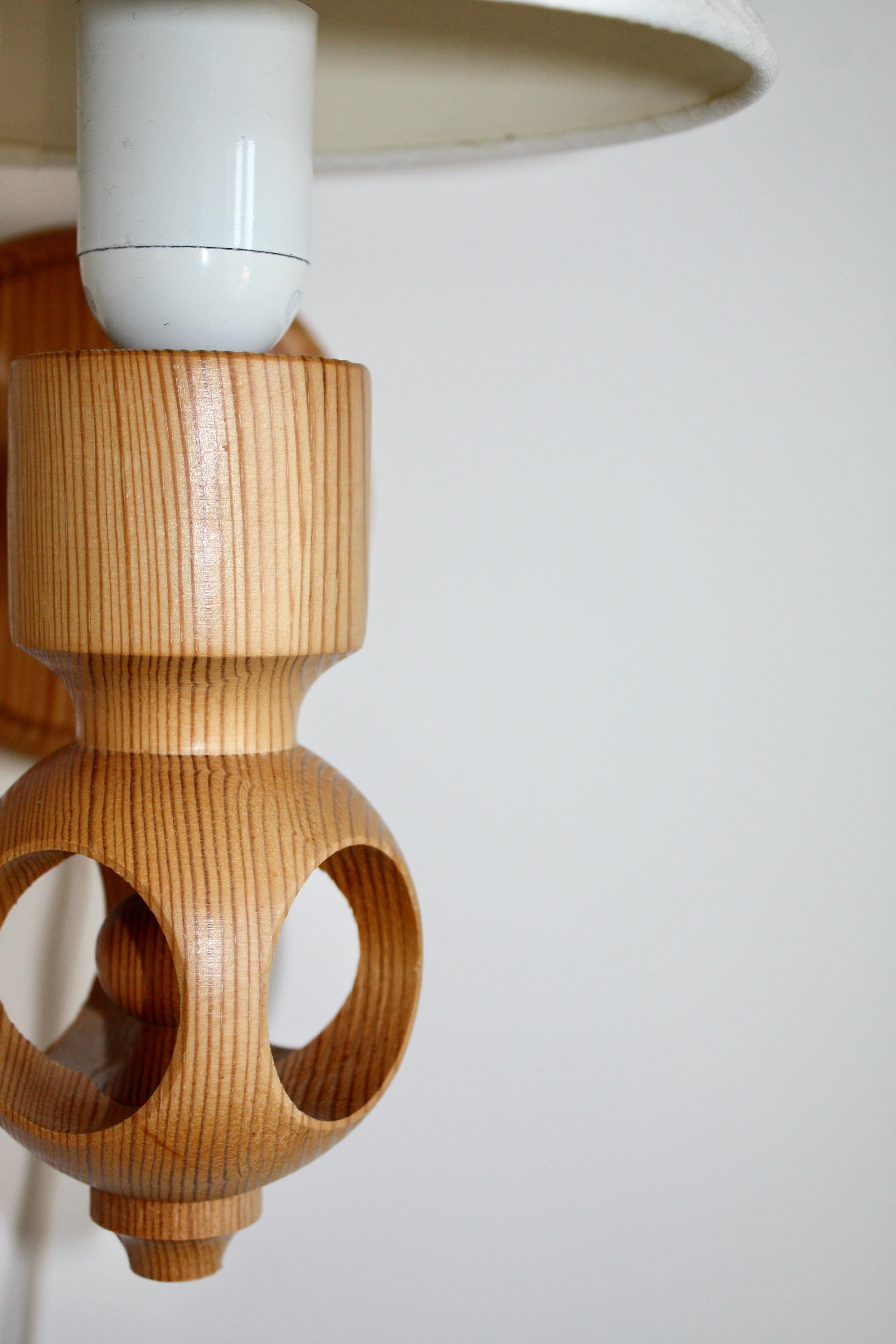 Pair of Scandinavian Mid-Century Wall Lamps in Pine, Textile Shades, Signed, 70s in vendita 1