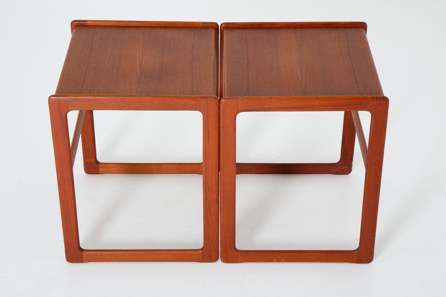 A pair of mid-century side tables or bedside tables in teak manufactured in Denmark, 1950s.
These high-quality side tables have a minimalistic design with beautiful details. 

Condition: Very good original condition.