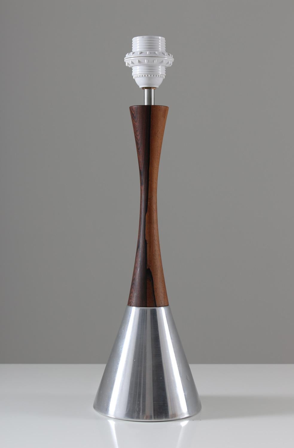 Satz von zwei seltenen Tischlampen von Bergboms, Schweden, 1960er Jahre. Die Lampen sind aus Palisanderholz und gebürstetem Metall gefertigt. Das Design ist einfach und elegant mit der schlanken Taille und dem schönen Kontrast zwischen Holz und