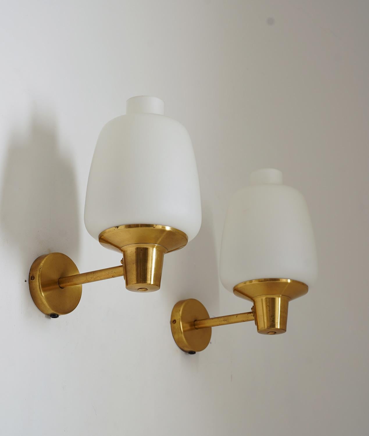 Pair of wall lights/sconces manufactured by Høvik Lys in Norway, 1940s.

Each lamp features one light source, hidden by a frosted glass shade. 

Condition: Very good original condition. 
