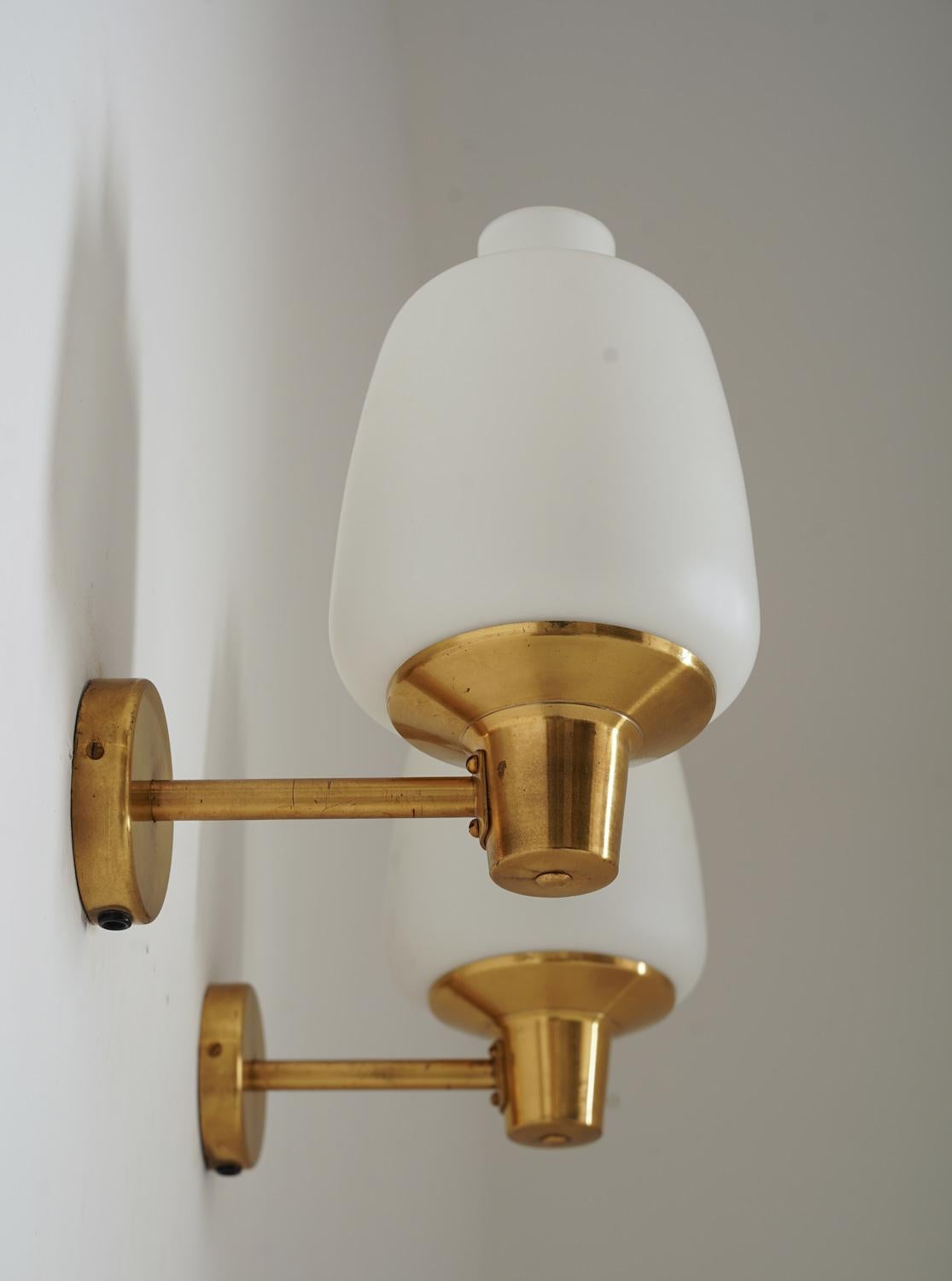 Pair of Scandinavian Midcentury Wall Lamps in Brass and Glass In Good Condition In Karlstad, SE