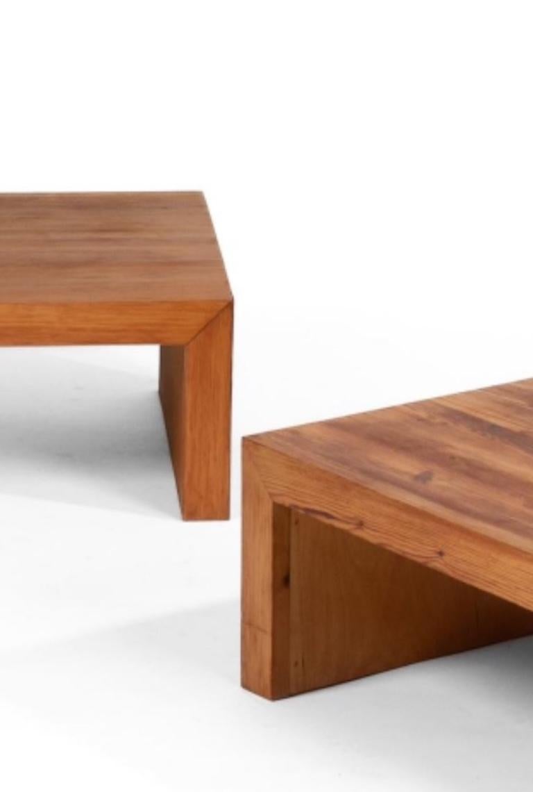 Este par de mesas de centro de pino macizo ejemplifica la pureza y honestidad del diseño escandinavo de los años setenta. Fabricadas con gruesas tablas de pino bien ensambladas, cada mesa presenta una forma geométrica de líneas limpias, con sutiles