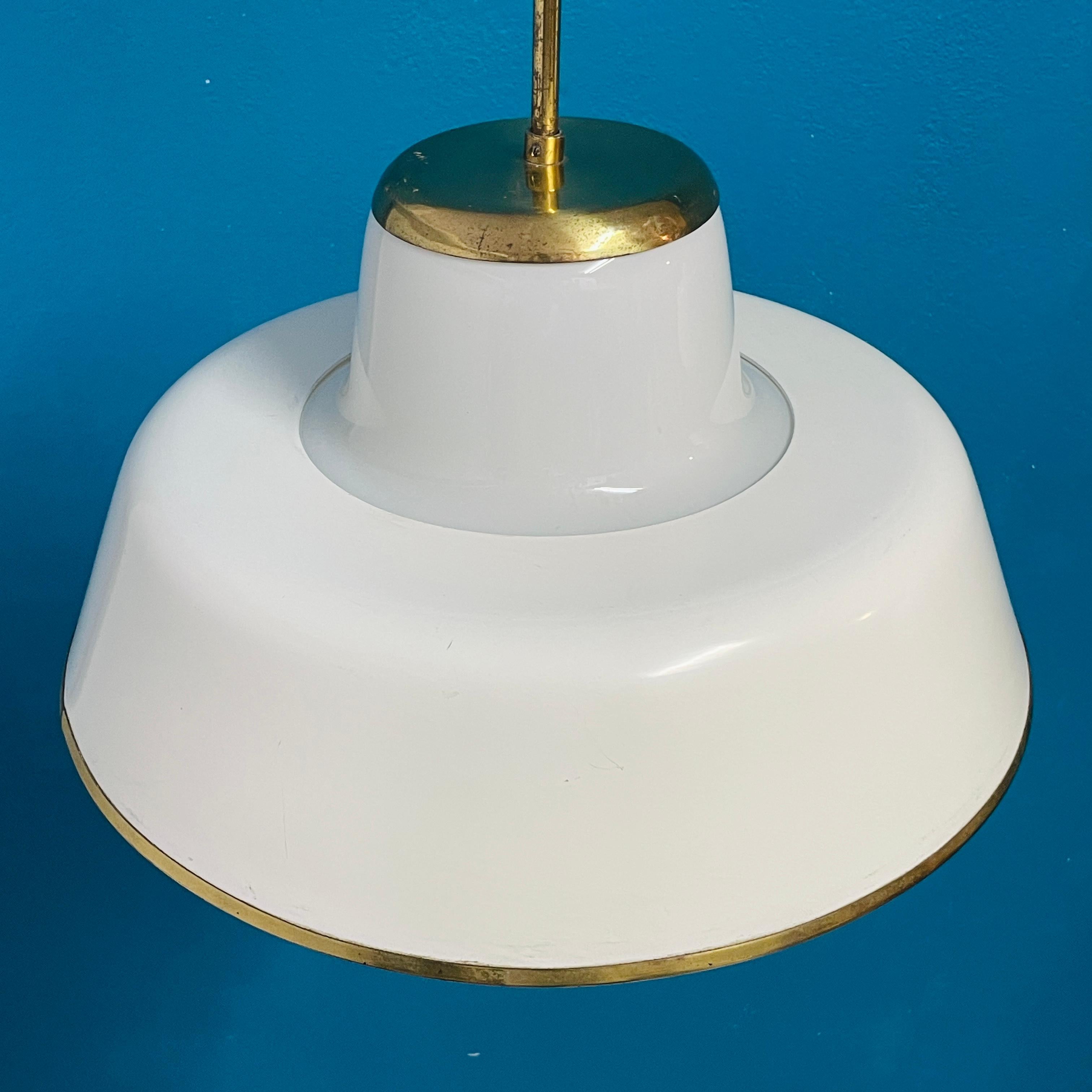 Coppia di lampade a sospensione in stile moderno scandinavo degli anni '50 di Lisa Johansson-Pape in vendita 3