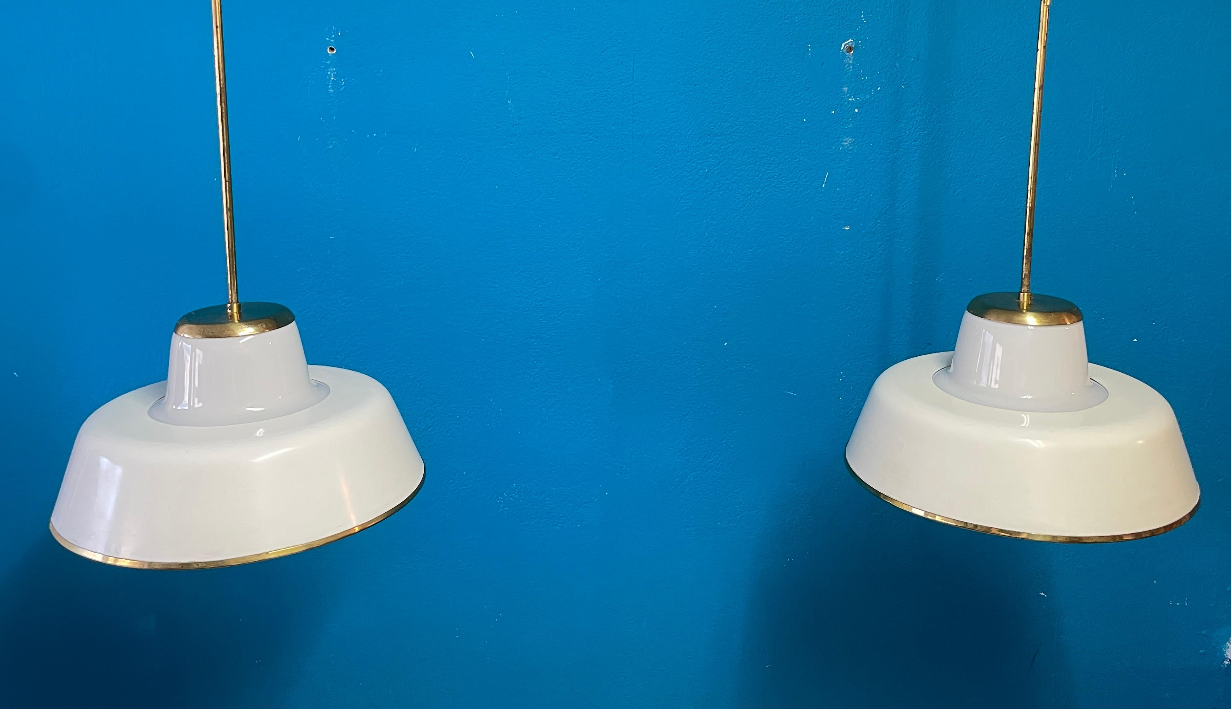 Coppia di lampade a sospensione in stile moderno scandinavo degli anni '50 di Lisa Johansson-Pape in vendita 4