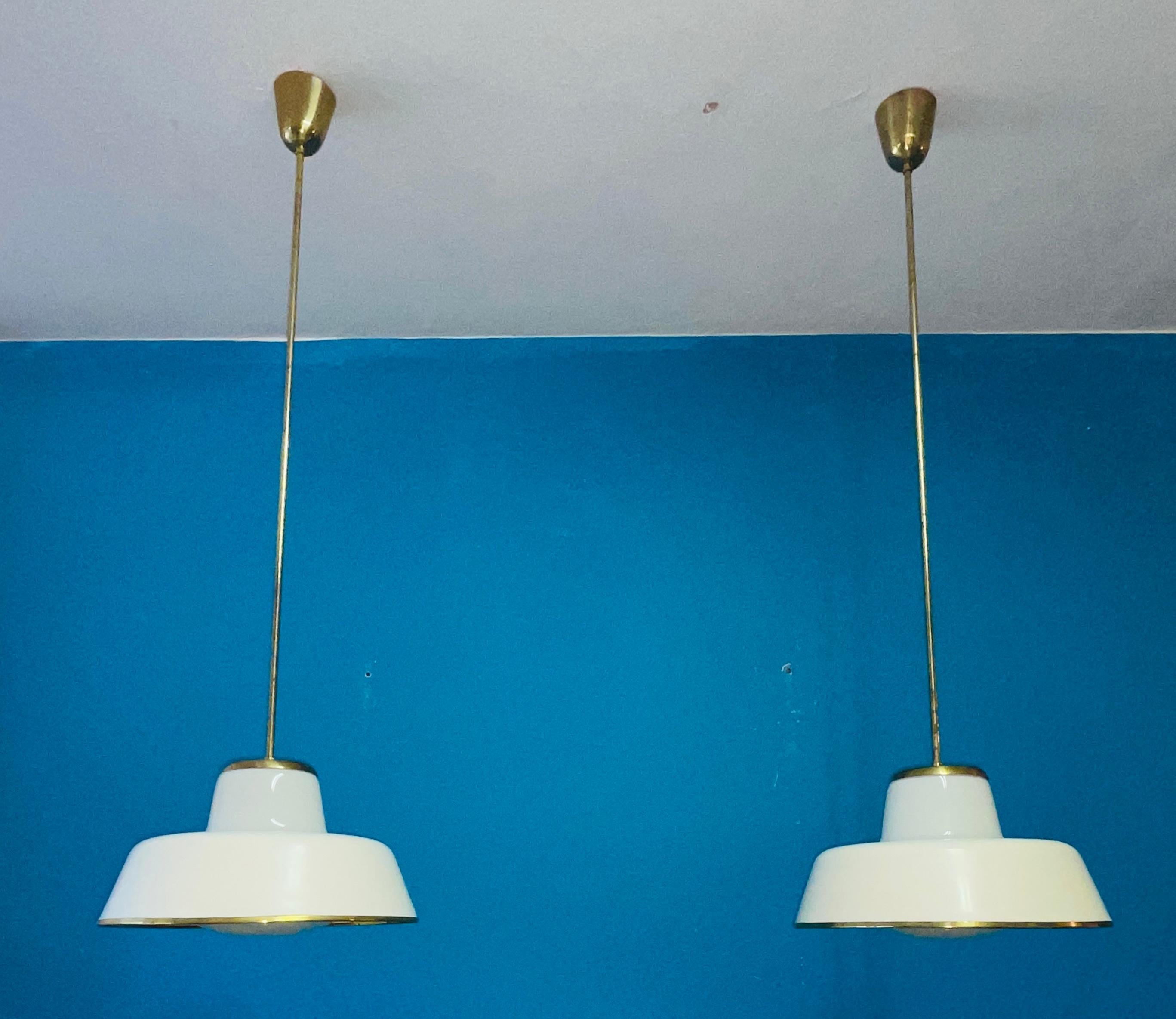 Coppia di lampade a sospensione in stile moderno scandinavo degli anni '50 di Lisa Johansson-Pape in vendita 10