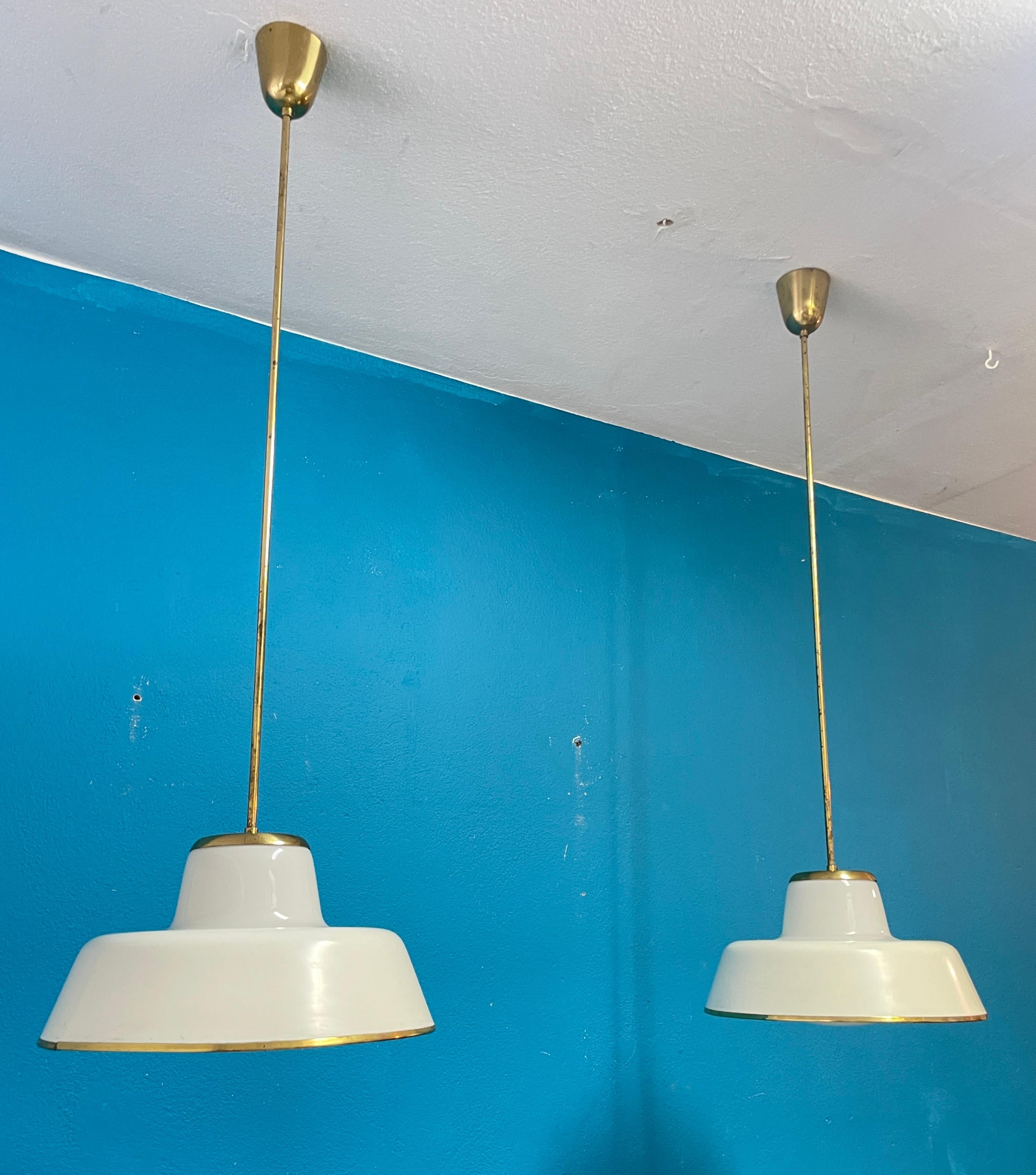Mid-Century moderno Coppia di lampade a sospensione in stile moderno scandinavo degli anni '50 di Lisa Johansson-Pape in vendita