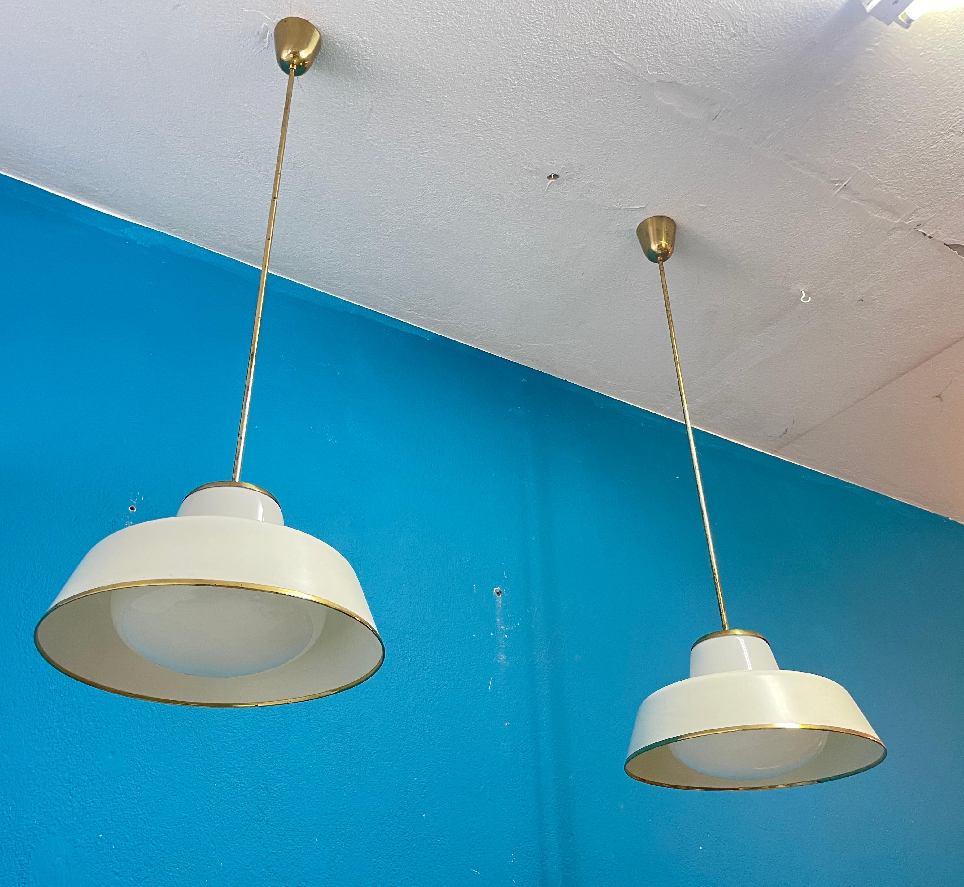 Finlandese Coppia di lampade a sospensione in stile moderno scandinavo degli anni '50 di Lisa Johansson-Pape in vendita
