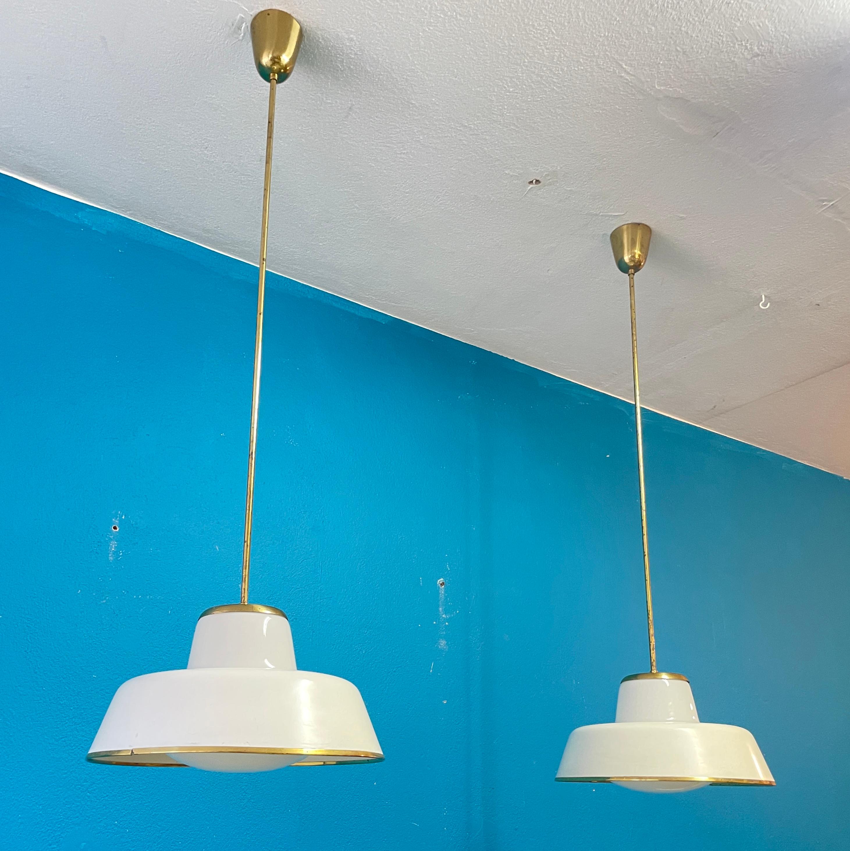 Coppia di lampade a sospensione in stile moderno scandinavo degli anni '50 di Lisa Johansson-Pape In condizioni discrete in vendita a Turku, FI