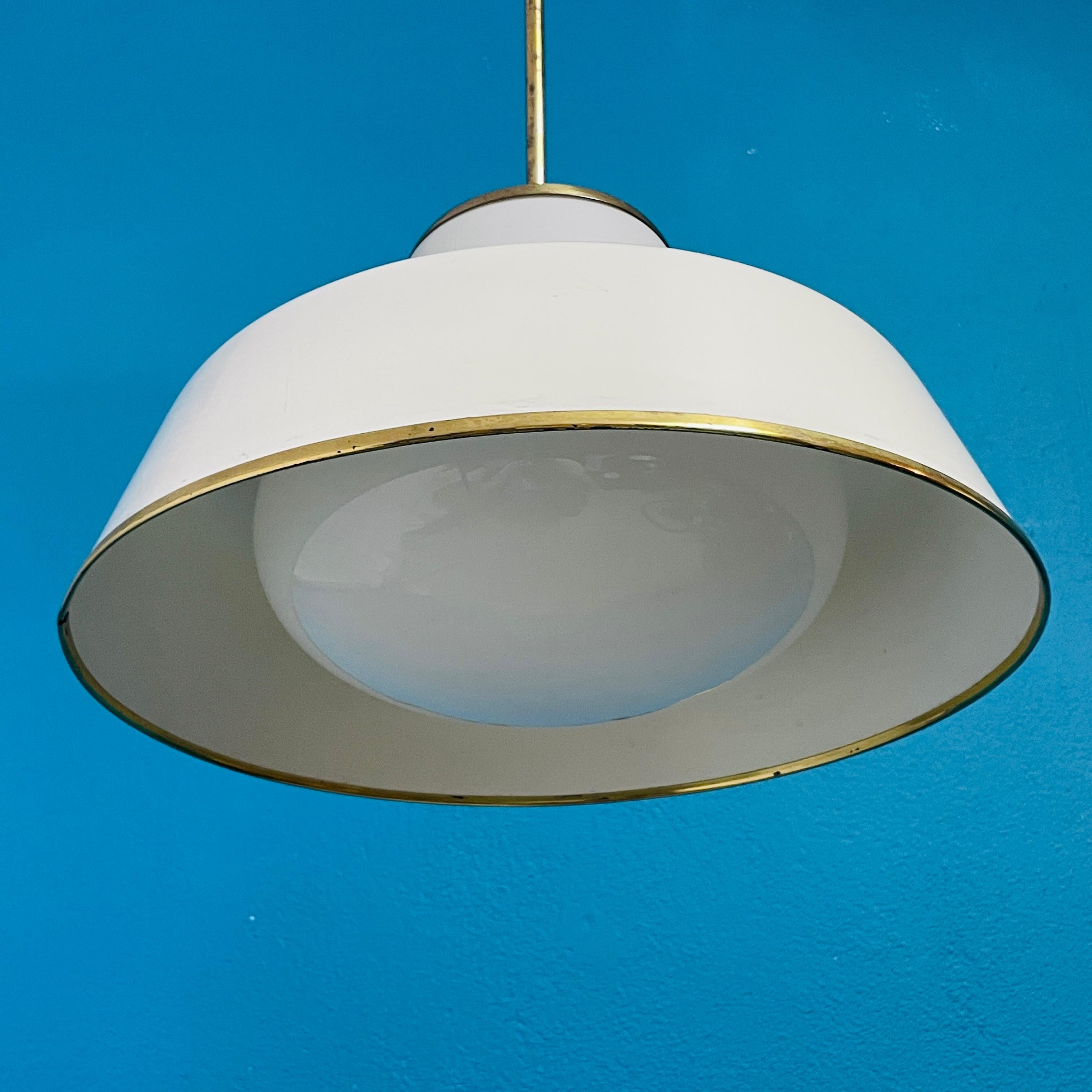 XX secolo Coppia di lampade a sospensione in stile moderno scandinavo degli anni '50 di Lisa Johansson-Pape in vendita