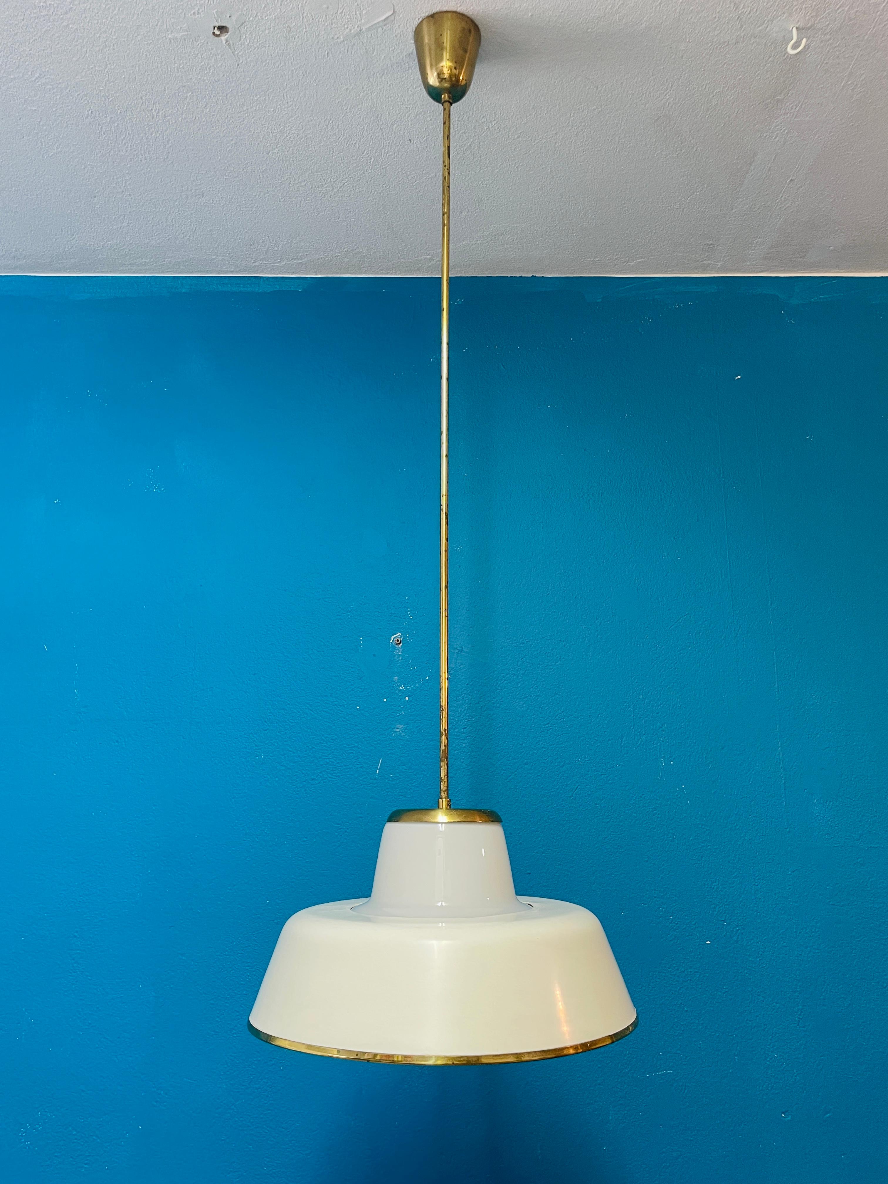 Coppia di lampade a sospensione in stile moderno scandinavo degli anni '50 di Lisa Johansson-Pape in vendita 1