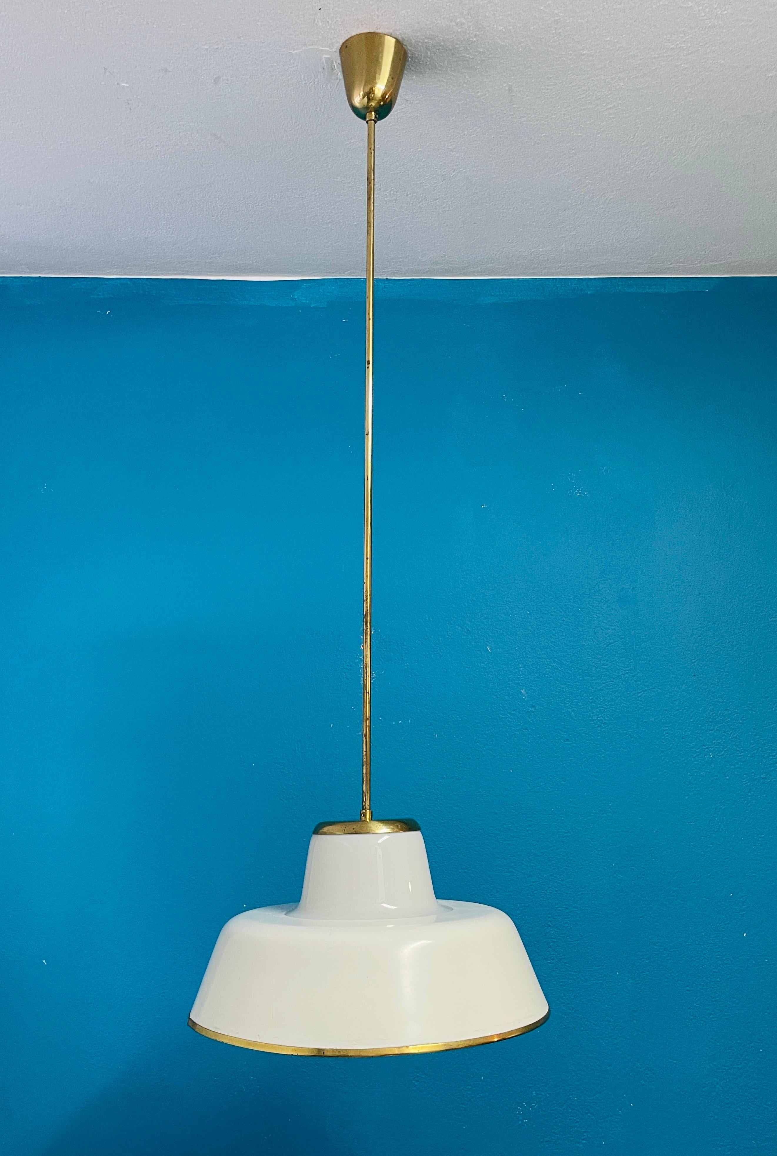 Coppia di lampade a sospensione in stile moderno scandinavo degli anni '50 di Lisa Johansson-Pape in vendita 2