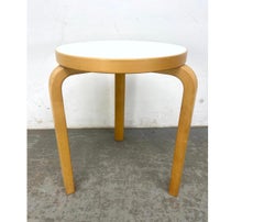 Paire de tabourets scandinaves modernes Alvar Aalto en stratifié blanc par Artek