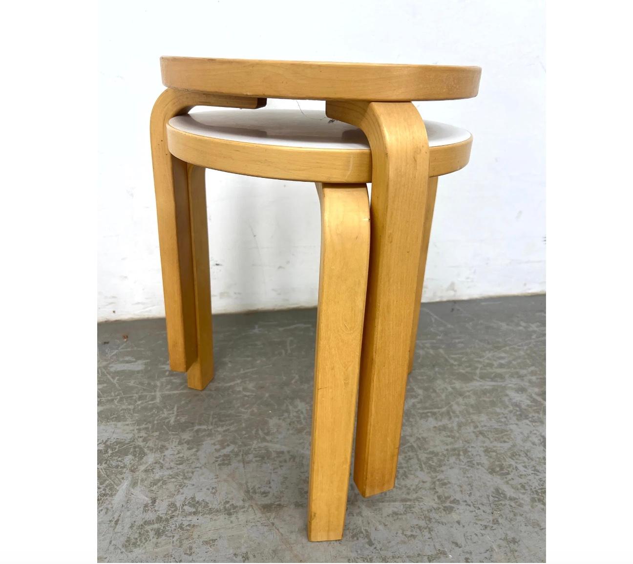 Pair of Scandinavian Modern Alvar Aalto white laminate Stools by Artek In Good Condition For Sale In Brooklyn, NY