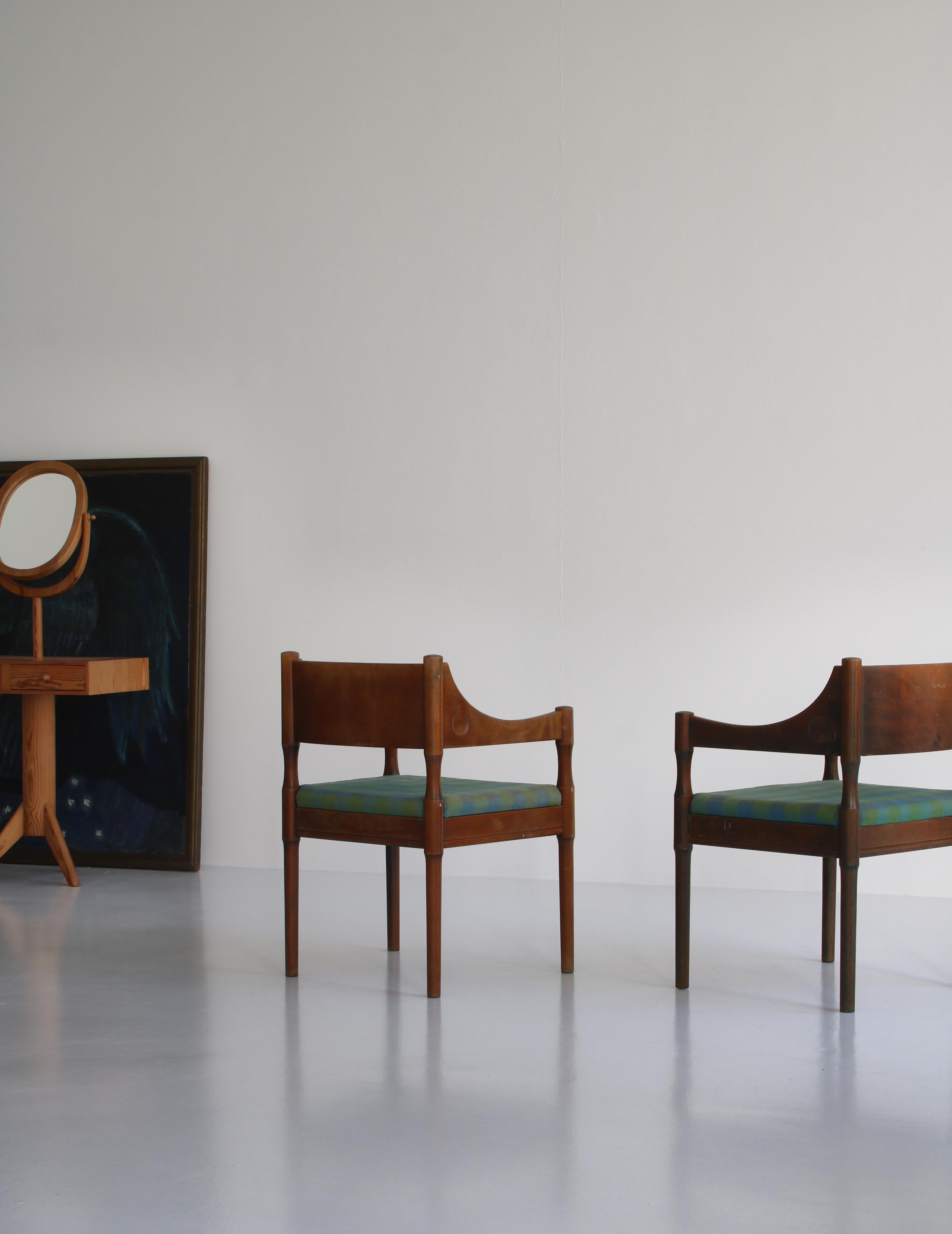 Paire de charmants fauteuils modernes scandinaves fabriqués en Suède à 