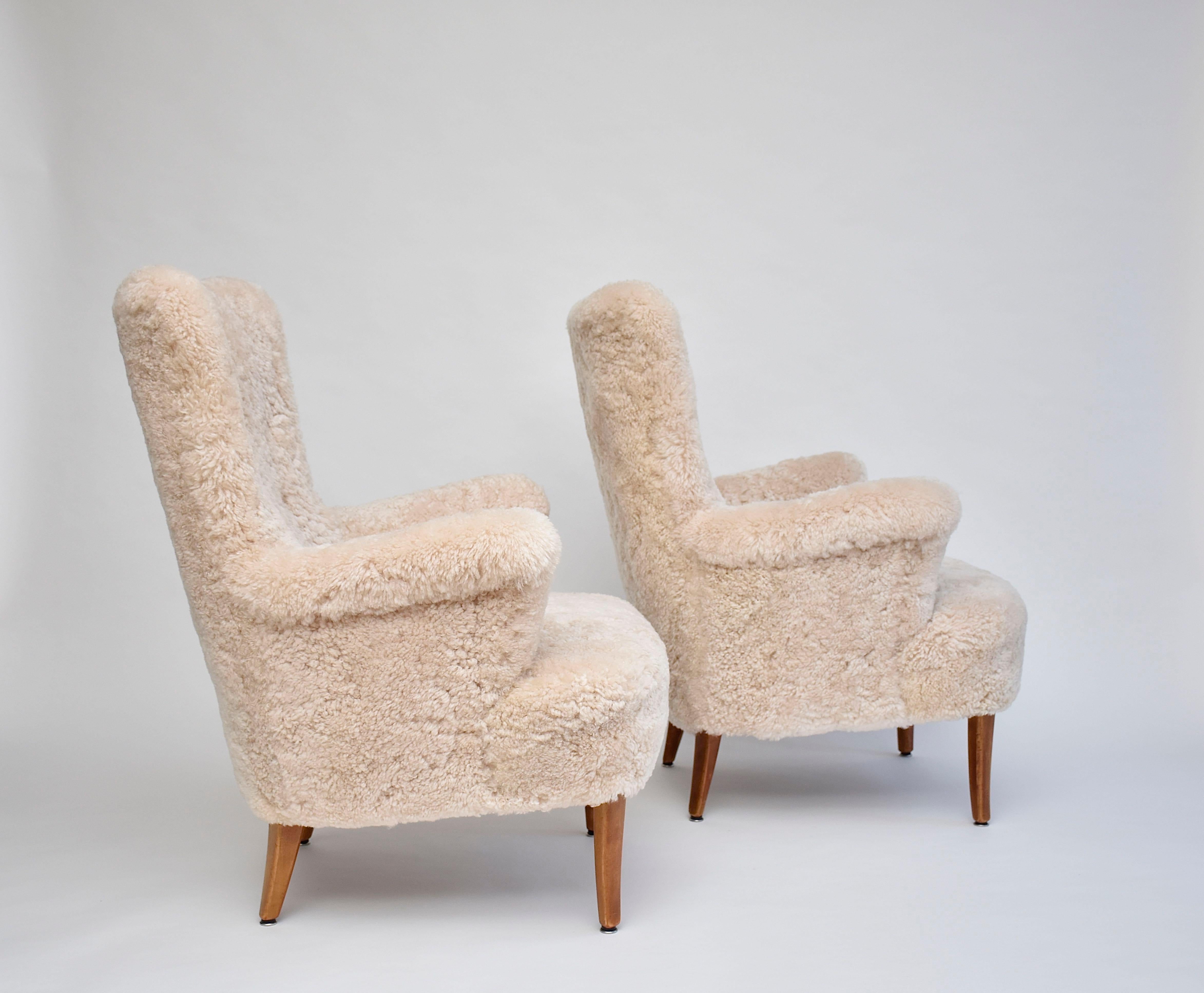 Pair of Scandinavian armchairs 'Stora Furulid' in sheepskin by Carl Malmsten For Sale 3