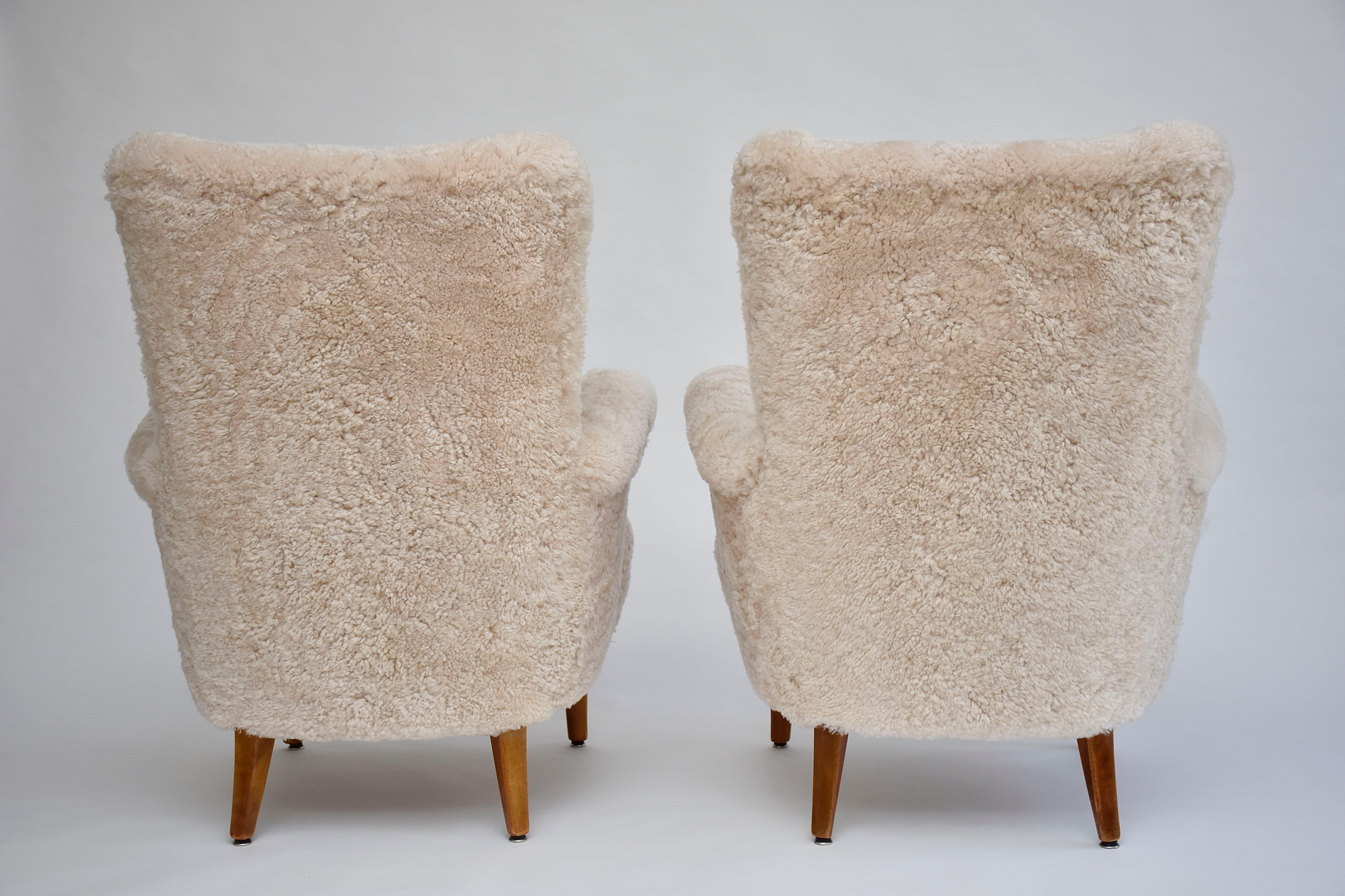 Pair of Scandinavian armchairs 'Stora Furulid' in sheepskin by Carl Malmsten For Sale 4
